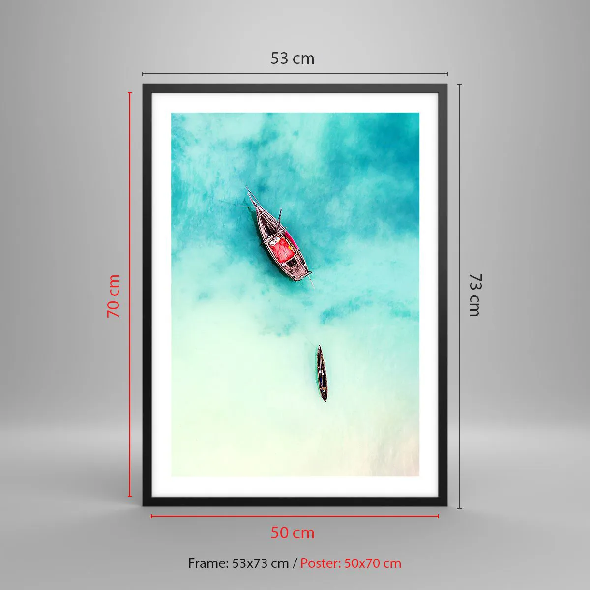 Plakat i sort ramme - Både på turkisblåt vand set fra fugleperspektiv - 50x70cm - For på Zanzibars strande, når det overskydende vand... - Moderne vægdekoration til stue og soveværelse ARTTOR