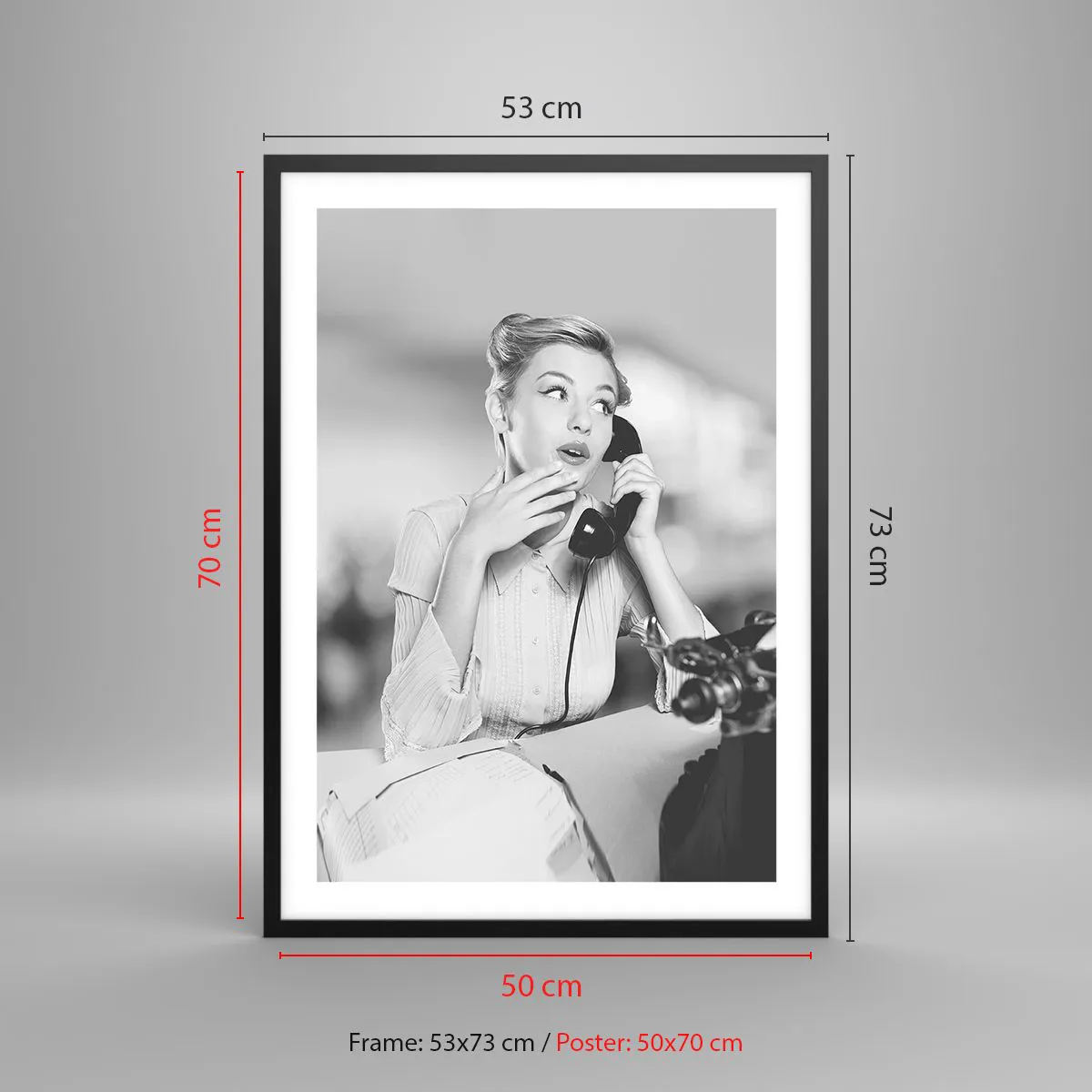 Poster în ramă neagră - Femeie din anii 1950 vorbind la telefon într-un birou - 50x70cm - Bună ziua, suntem în anii '50. - Decorațiune modernă pentru perete pentru living și dormitor ARTTOR