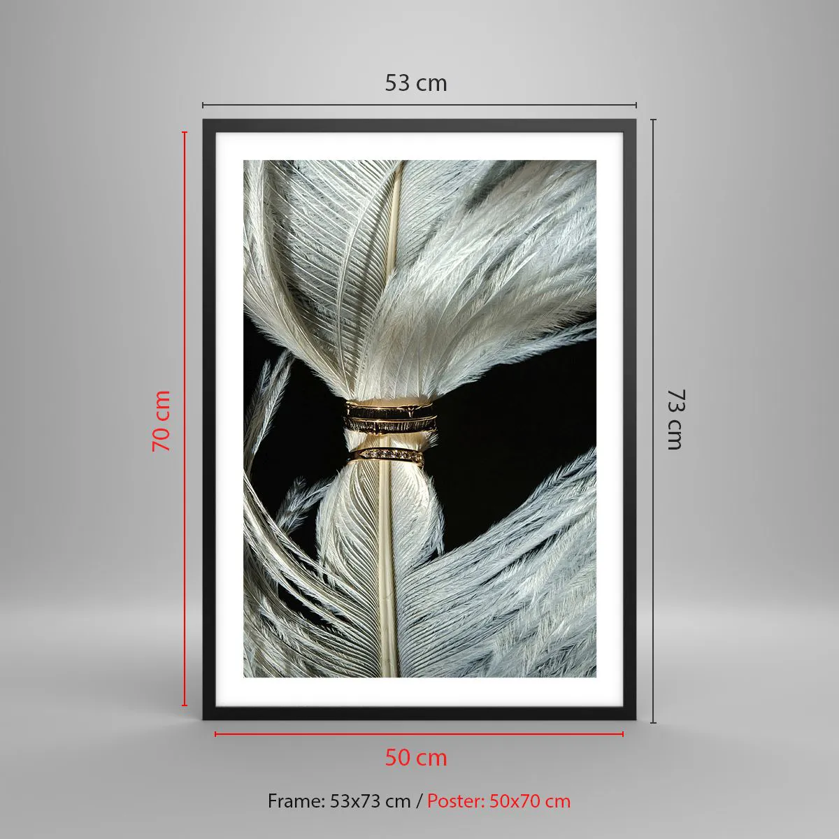 Plakát v černém rámu - Detail bílého peří svázaného zlatou stuhou - 50x70cm - …a neopustím tě…. - Moderní nástěnná dekorace do obývacího pokoje a ložnice ARTTOR
