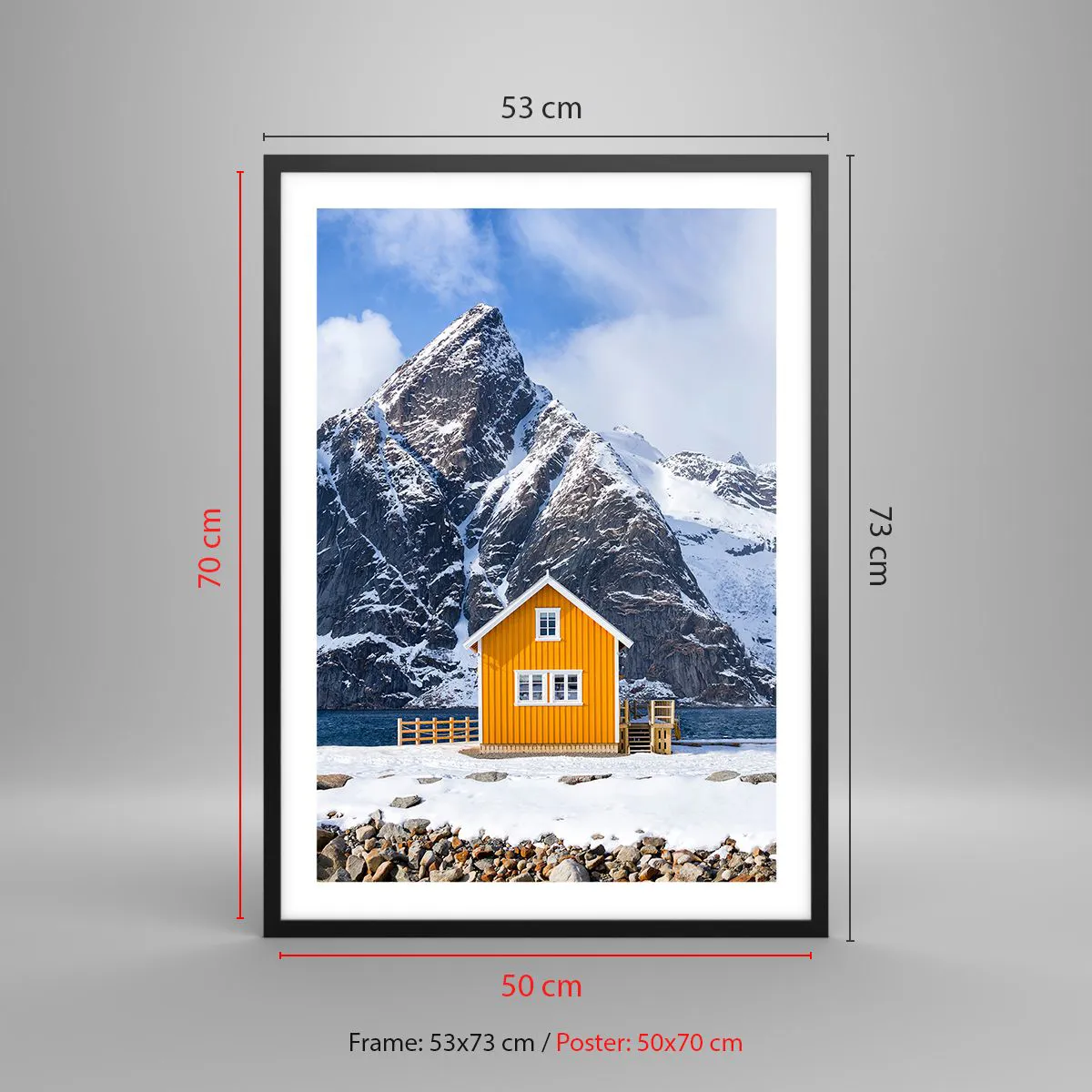 Affisch i svart ram - Ett gult hus mot bakgrund av snötäckta berg - 50x70cm - Skandinavisk semester - Modern väggdekoration för vardagsrum och sovrum ARTTOR