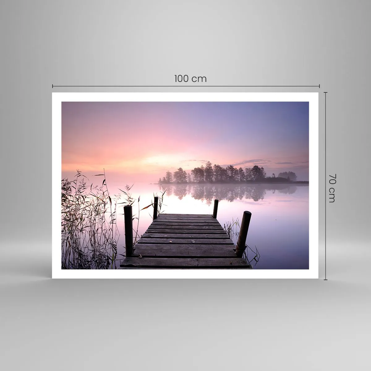 Affiche - Poster - Une jetée au bord du lac à l'aube avec du brouillard et un ciel pastel - 100x70cm - De la brume lilas… - Décoration murale moderne pour le salon et la chambre ARTTOR