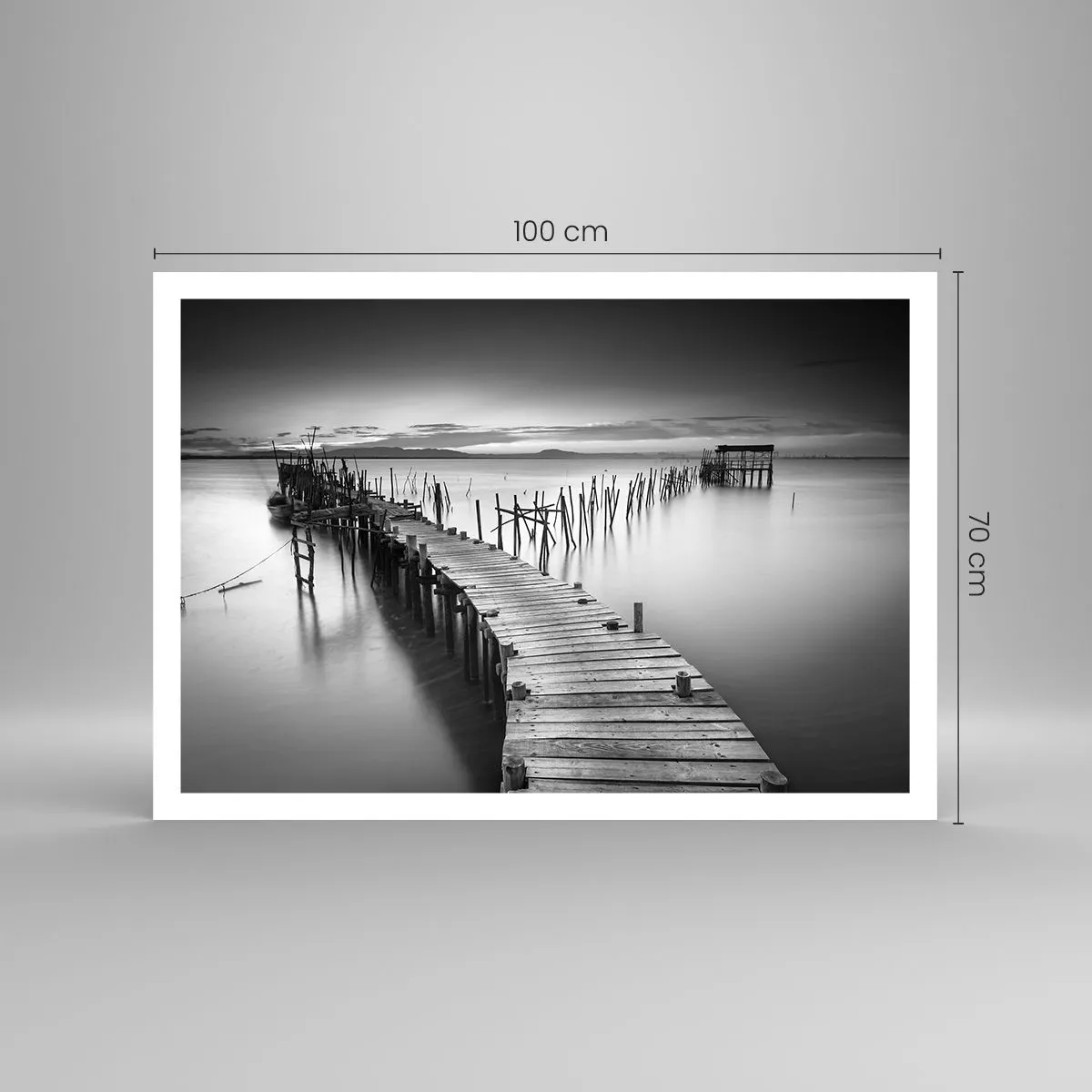 Poster - Ein Holzsteg an einem ruhigen See in Grautönen - 100x70cm - Der Frieden eines vergessenen Ufers - Moderne Wanddekoration für Wohnzimmer und Schlafzimmer ARTTOR