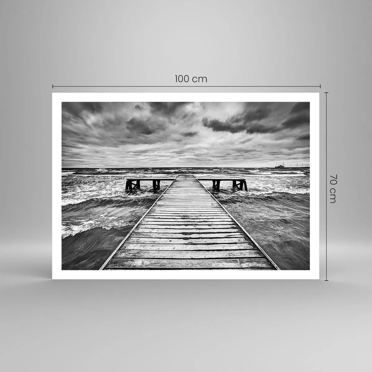 Poster - Eine Schwarz-Weiß-Ansicht eines Holzstegs über einer stürmischen See. - 100x70cm - Ich warte darauf, dass der Wind wegjagt... - Moderne Wanddekoration für Wohnzimmer und Schlafzimmer ARTTOR