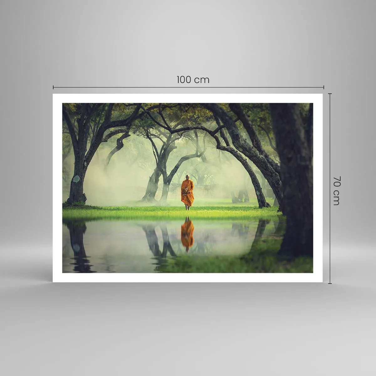Plakat - Mnich w pomarańczowej szacie w lesie z mglistym tłem i odbiciem w wodzie - 100x70cm - W drodze do oświecenia - Nowoczesna dekoracja ścienna do salonu i sypialni ARTTOR