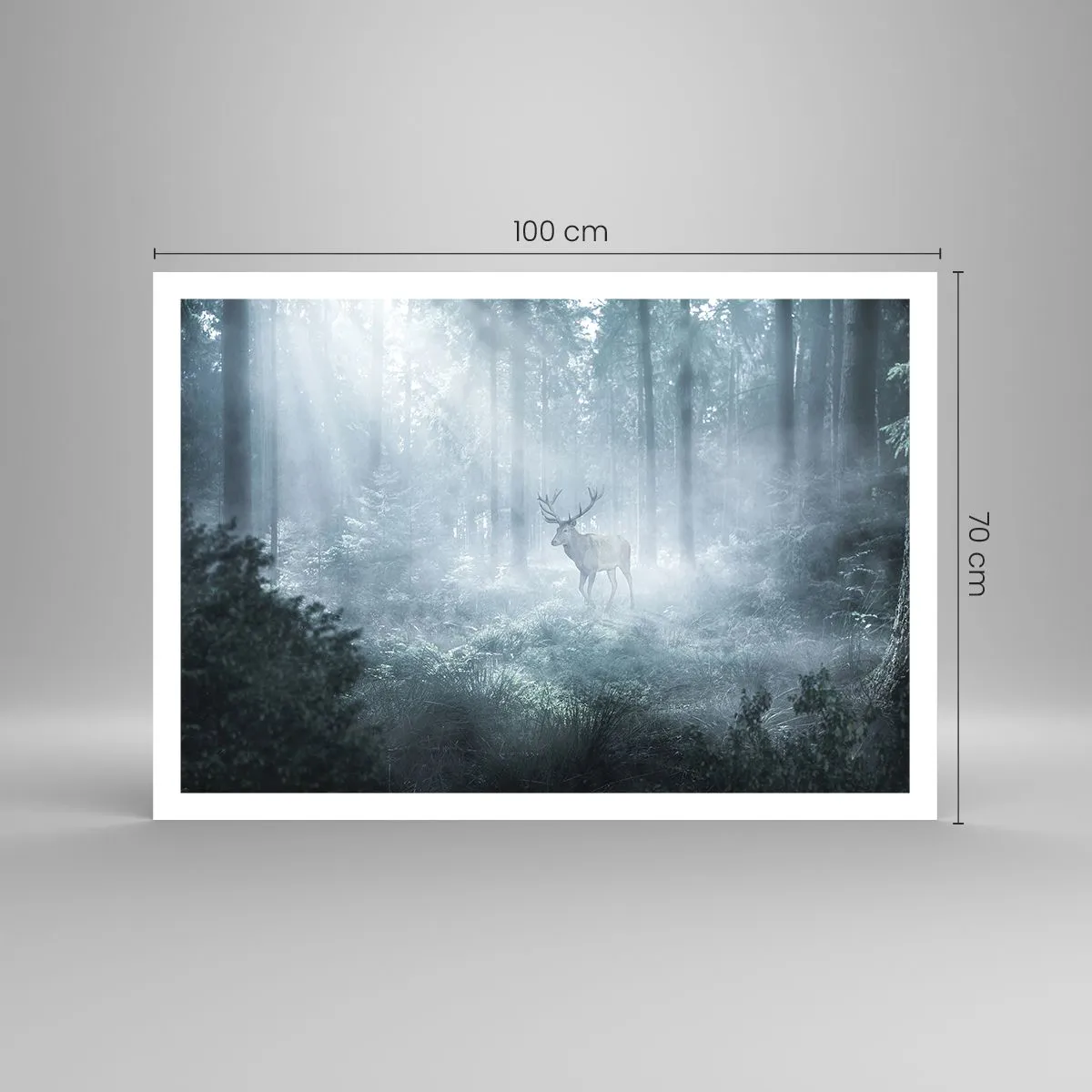 Affiche - Poster - Un cerf dans une forêt dense enveloppée de brume matinale - 100x70cm - Visite matinale du domaine - Décoration murale moderne pour le salon et la chambre ARTTOR
