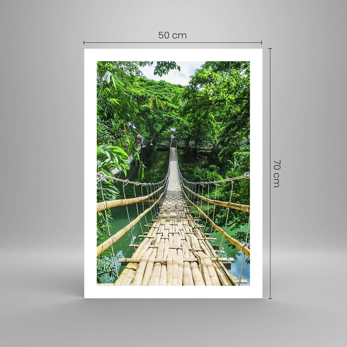 Affiche - Poster - Un pont suspendu en bambou entouré de verdure tropicale - 50x70cm - Pont de singe en pleine nature - Décoration murale moderne pour le salon et la chambre ARTTOR