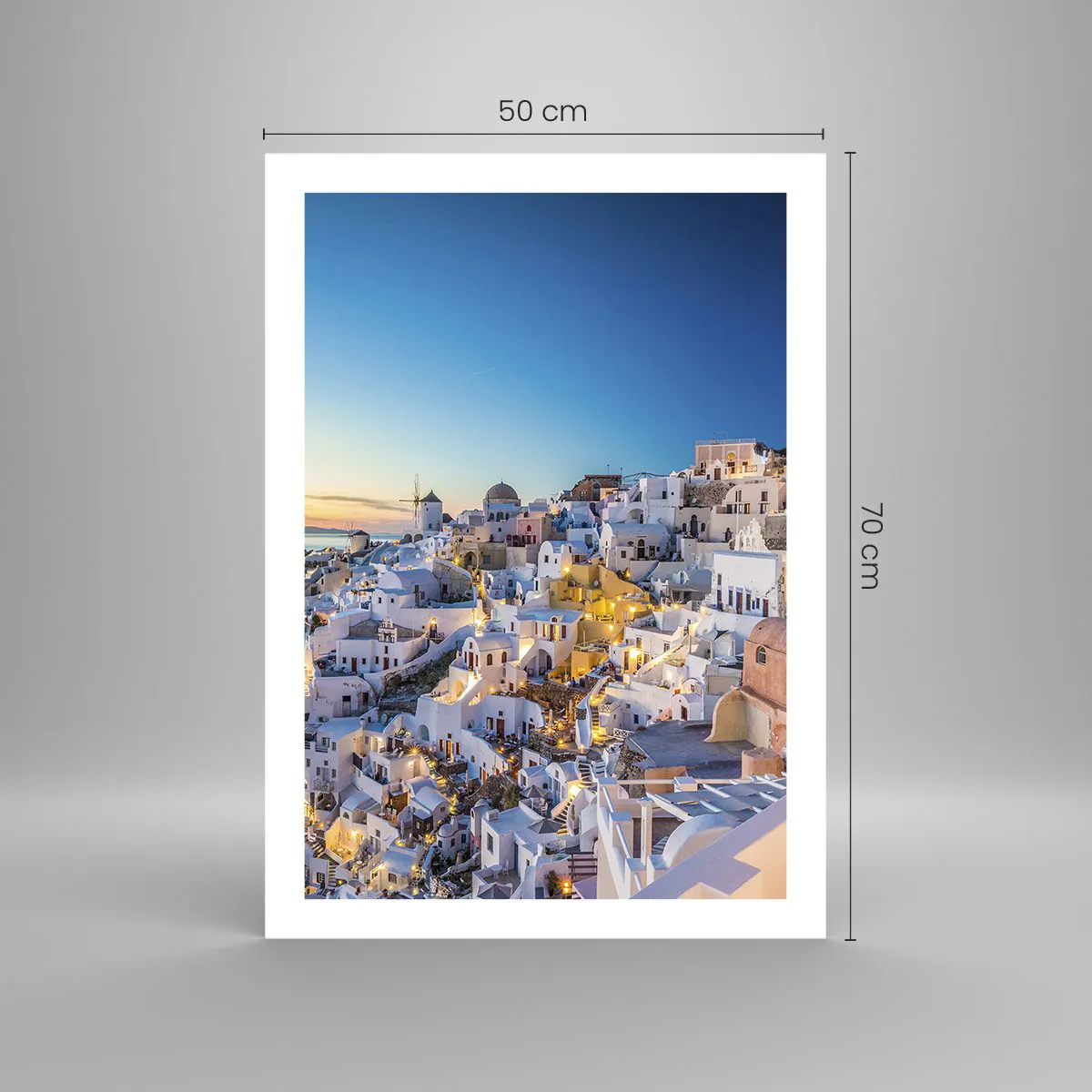 Affiche - Poster - Vue des maisons illuminées de Santorin au coucher du soleil - 50x70cm - L'essence de la grecque - Décoration murale moderne pour le salon et la chambre ARTTOR