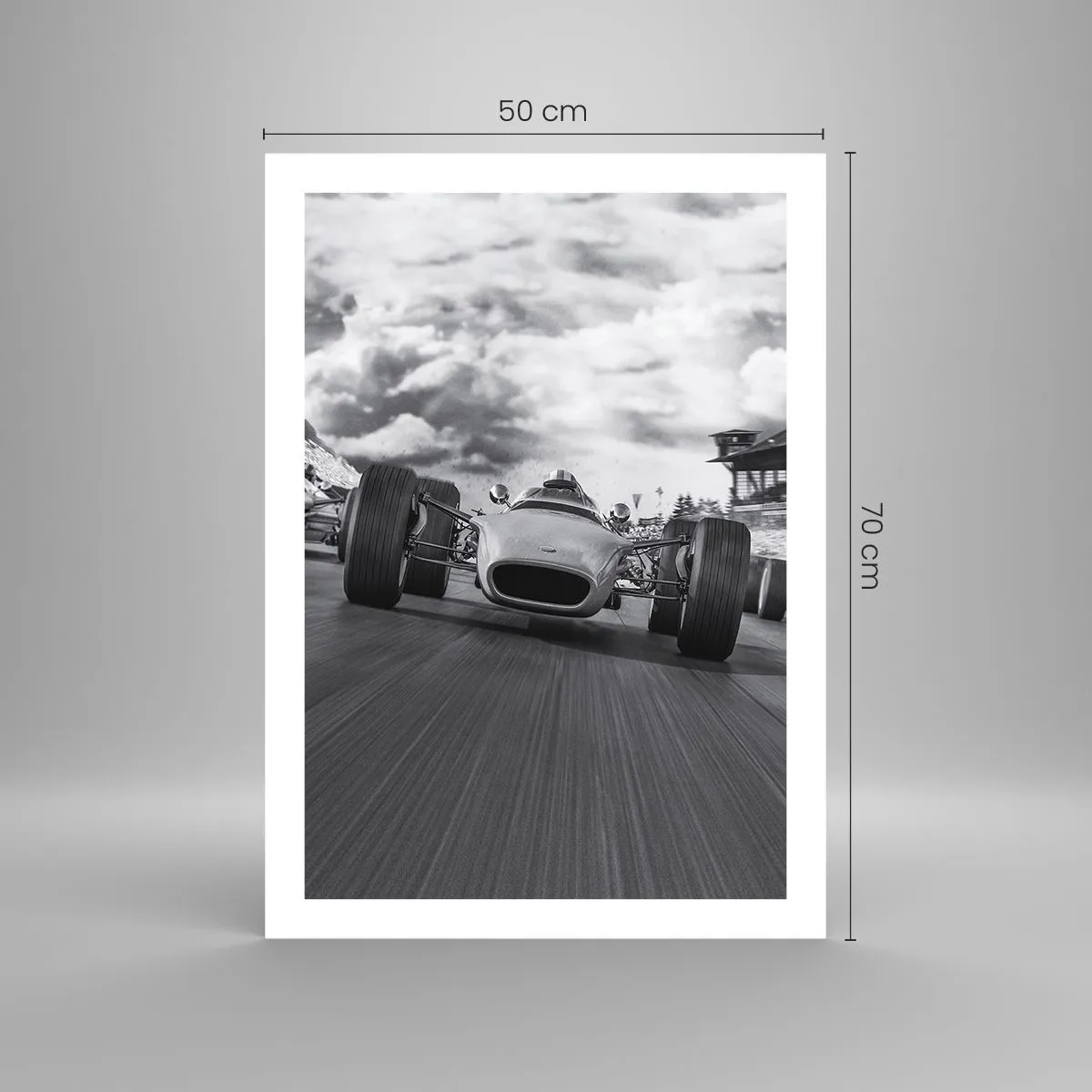 Póster - Coche de carreras retro en pista en blanco y negro - 50x70cm - ¡Hay poder! - Decoración de pared moderna para salón y dormitorio ARTTOR