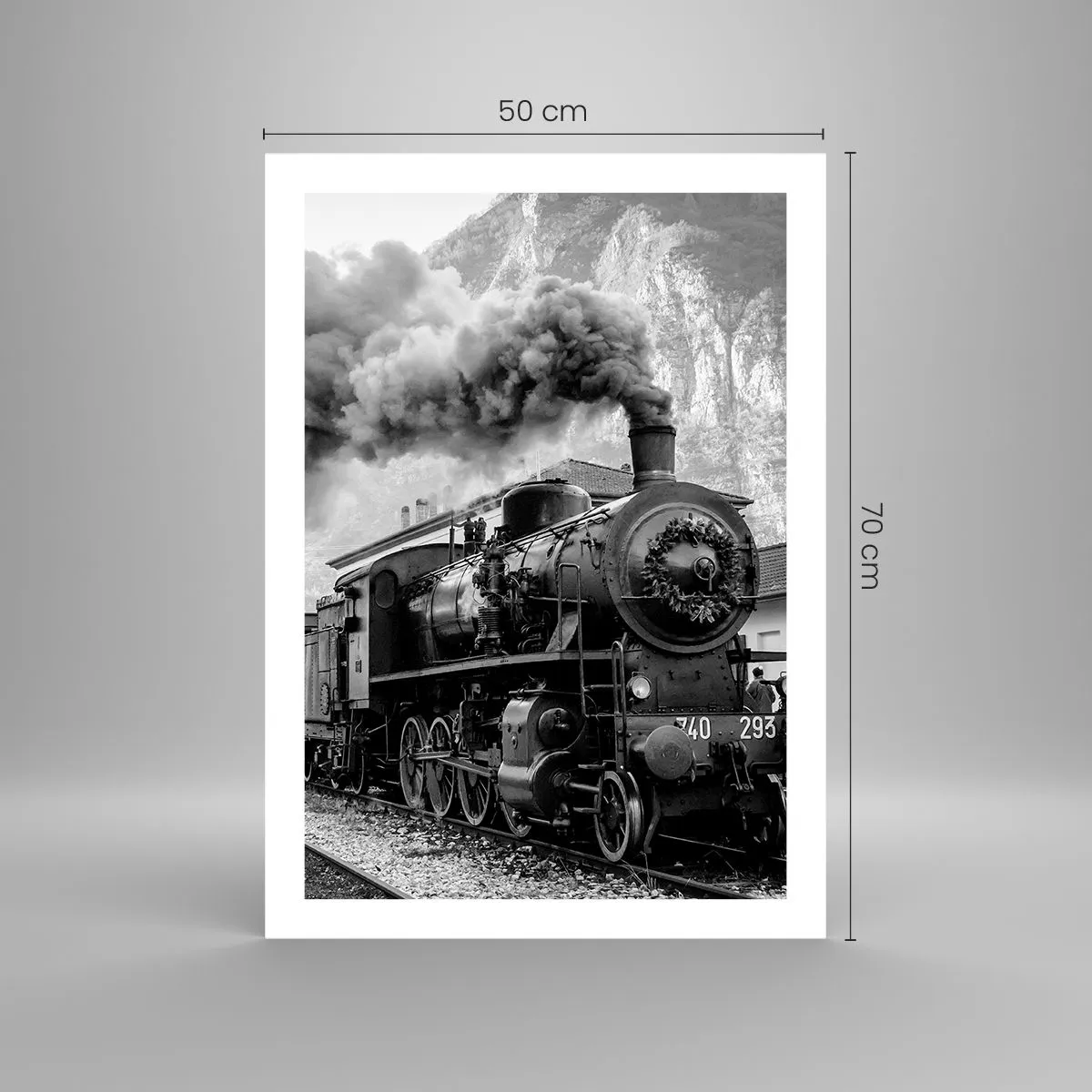 Affiche - Poster - Une locomotive à vapeur avec de la vapeur montante dans un décor montagneux - 50x70cm - Attend à la gare... - Décoration murale moderne pour le salon et la chambre ARTTOR