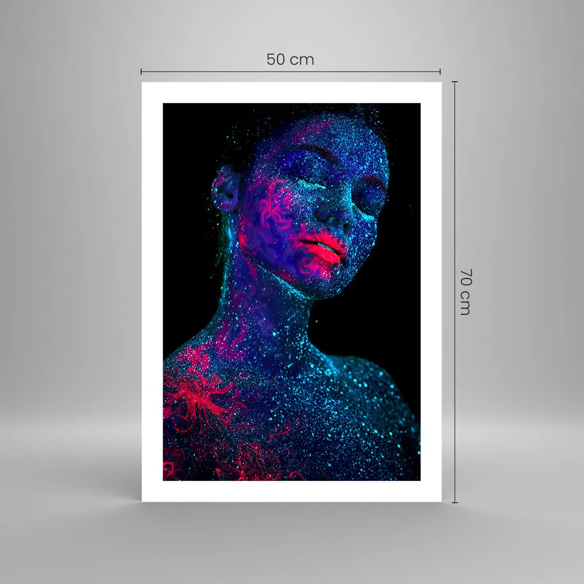 Poster - Eine Frau, die unter UV-Licht mit fluoreszierendem Pollen bedeckt ist. - 50x70cm - Im Sternenstaub - Moderne Wanddekoration für Wohnzimmer und Schlafzimmer ARTTOR