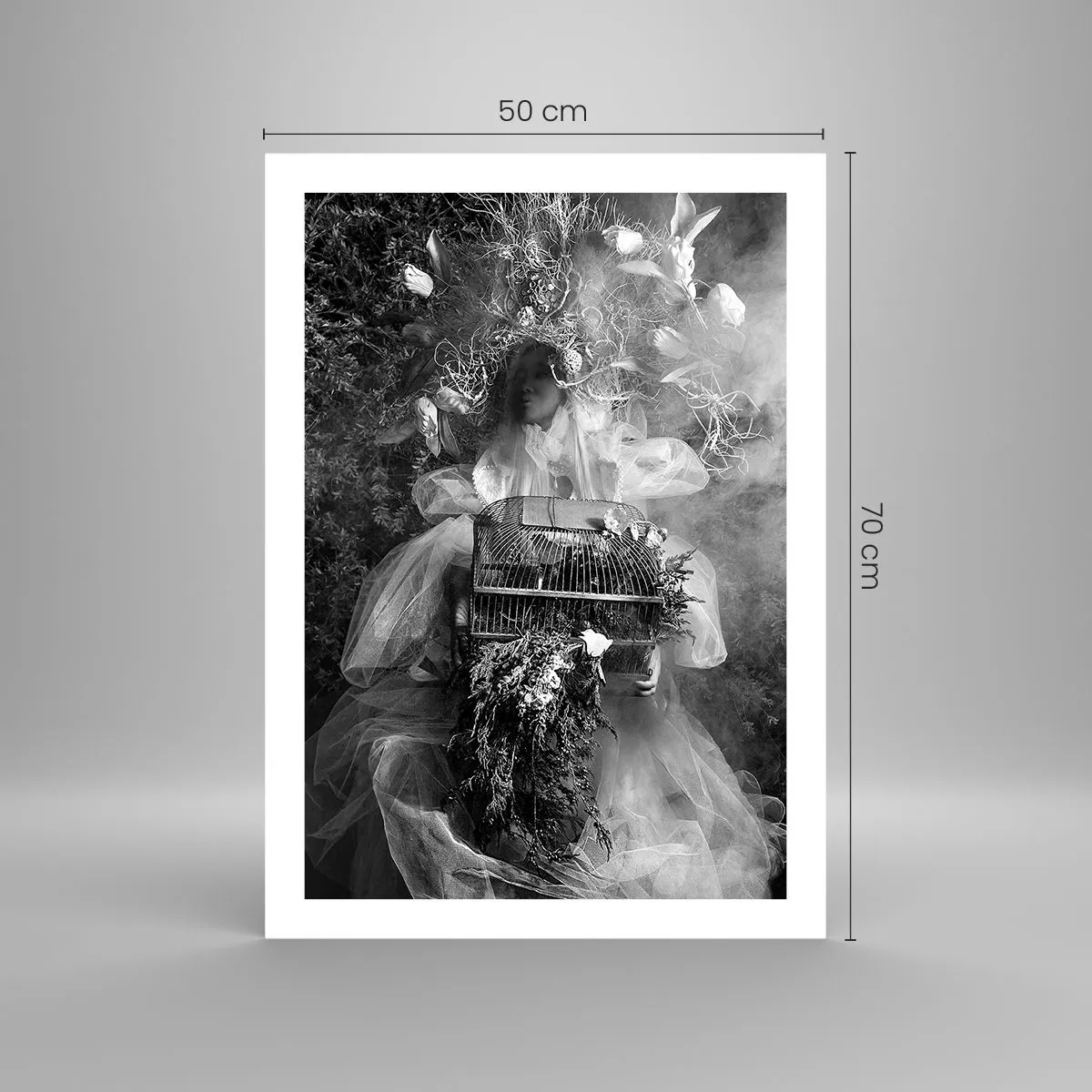 Plakat - Kobieta w sukni otoczona naturą w czarno-białej fotografii - 50x70cm - Sama Matka – Natura - Nowoczesna dekoracja ścienna do salonu, kuchni i sypialni ARTTOR