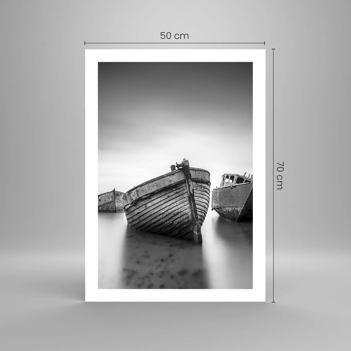 Poster - Ripresa in bianco e nero di vecchie barche in acque calme - 50x70cm - Sono solo ricordi... - Decorazione murale moderna per soggiorno e camera da letto ARTTOR