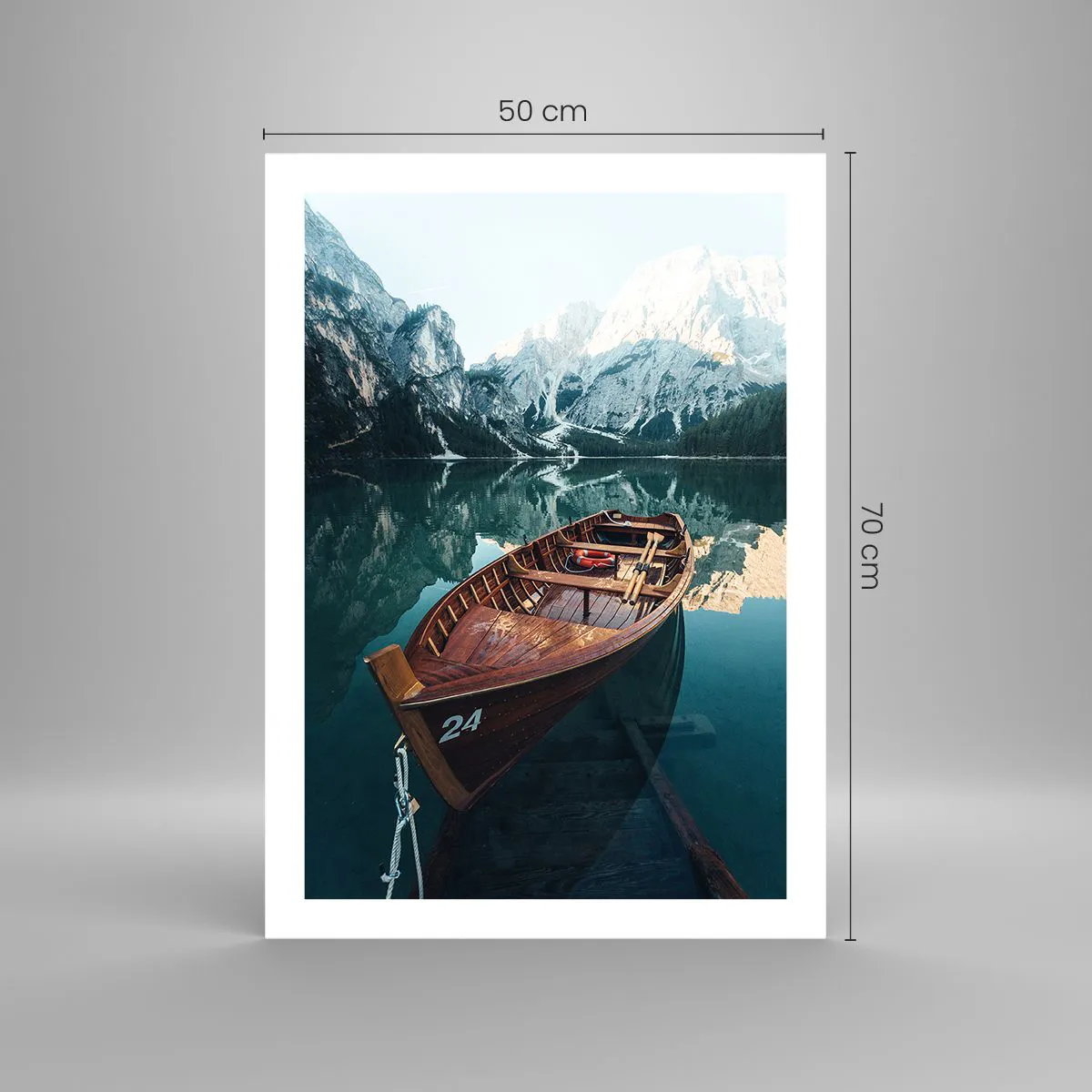 Poster - Ein Holzboot auf einem ruhigen See, umgeben von Bergen - 50x70cm - Wie auf Glas gemalt - Moderne Wanddekoration für Wohnzimmer und Schlafzimmer ARTTOR