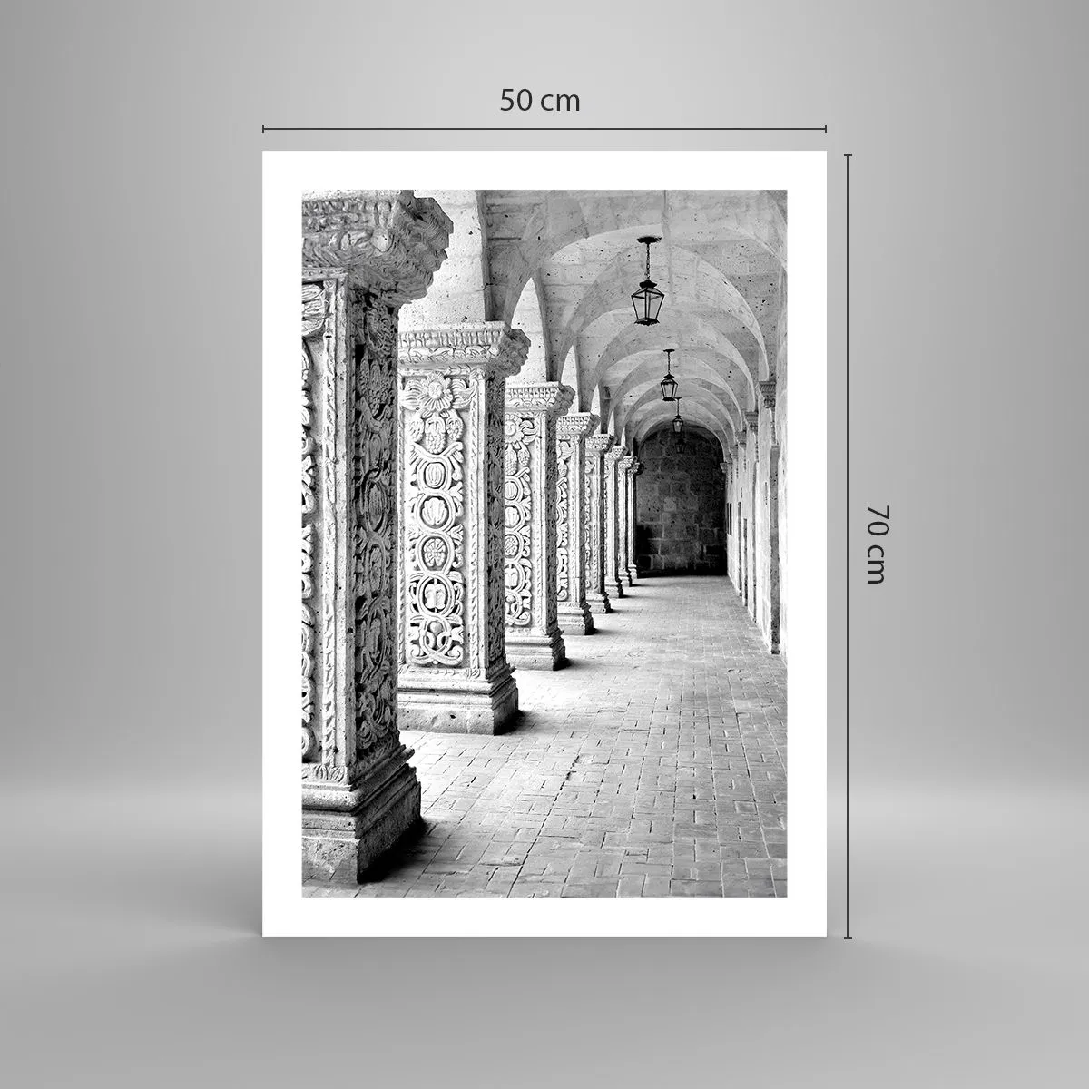 Poster - Ein Schwarzweißfoto eines historischen Kreuzgangs mit Säulen - 50x70cm - Und wo geht’s hin...? - Moderne Wanddekoration für Wohnzimmer und Schlafzimmer ARTTOR