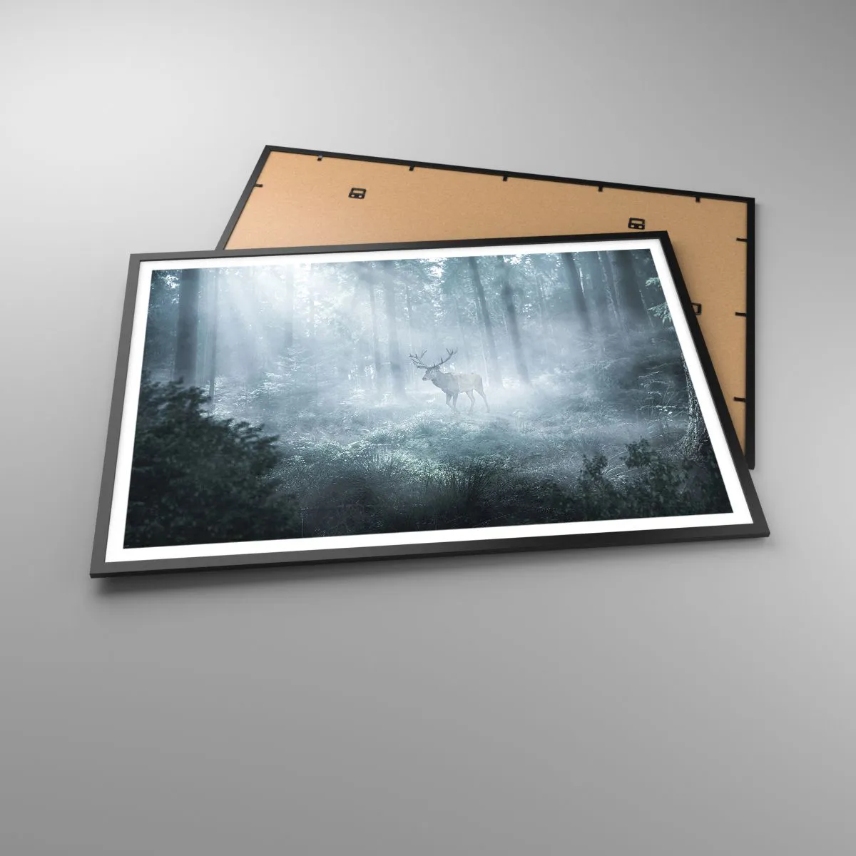 Poster in einem schwarzem Rahmen - Ein Hirsch in einem dichten Wald, eingehüllt in Morgennebel - 100x70cm - Morgenvisite auf dem Grundstück - Moderne Wanddekoration für Wohnzimmer und Schlafzimmer ARTTOR