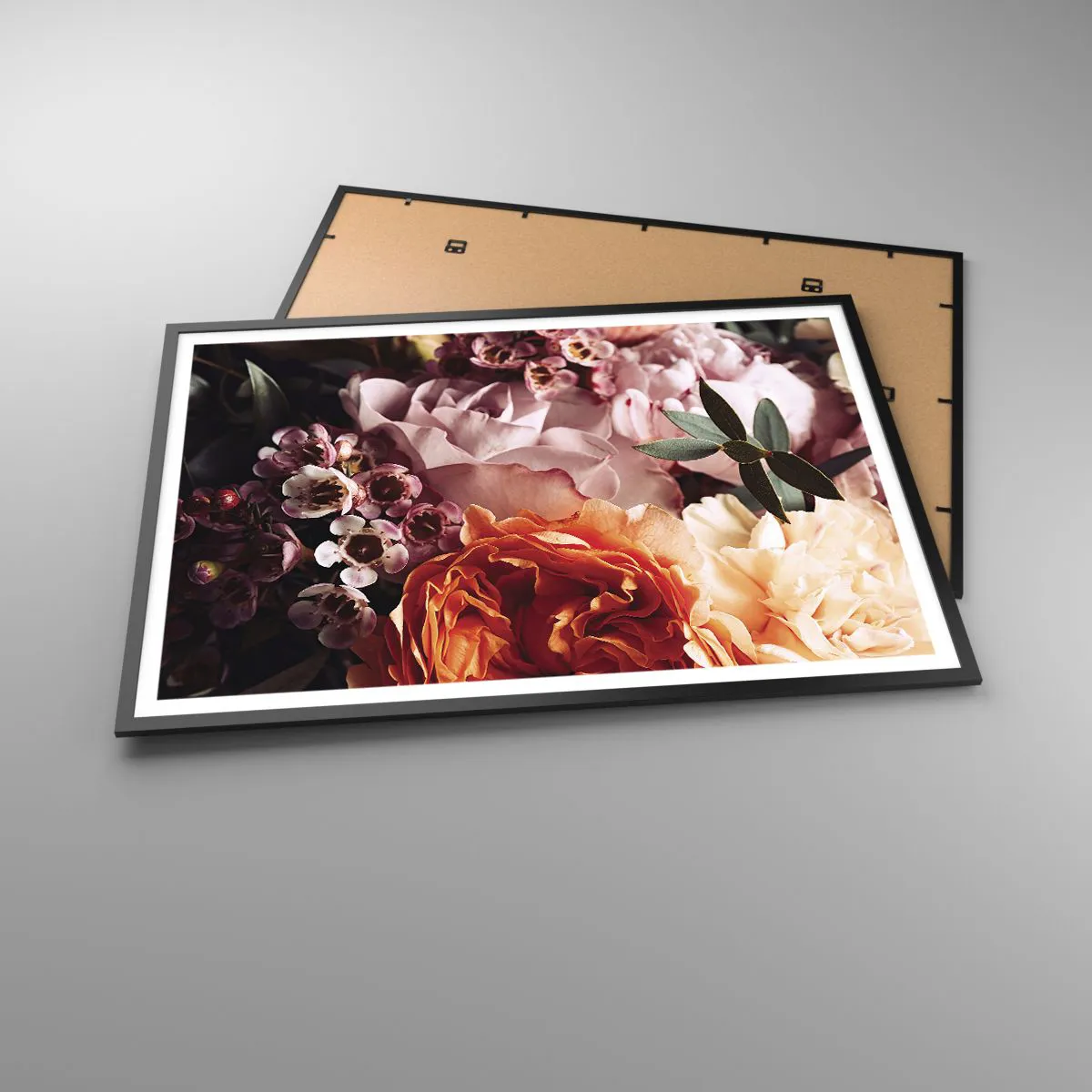 Poster in einem schwarzem Rahmen - Eine Nahaufnahme einer farbenfrohen Blumenkomposition - 100x70cm - Eingehüllt in Schönheit - Moderne Wanddekoration für Wohnzimmer und Schlafzimmer ARTTOR