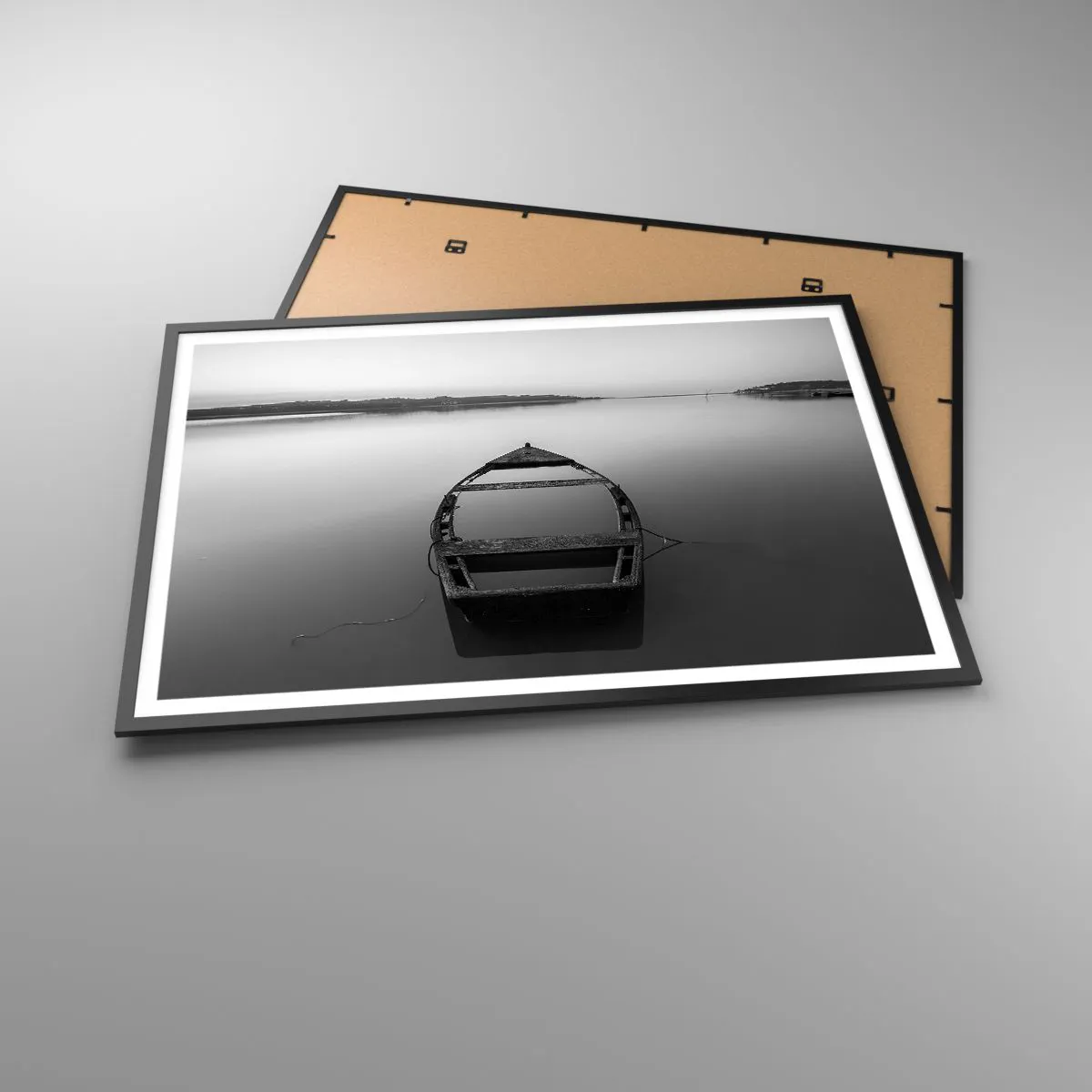 Poster in cornice nera - Una barca solitaria su un lago calmo nei toni del bianco e del nero - 100x70cm - Nostalgia e malinconia - Decorazione murale moderna per soggiorno e camera da letto ARTTOR