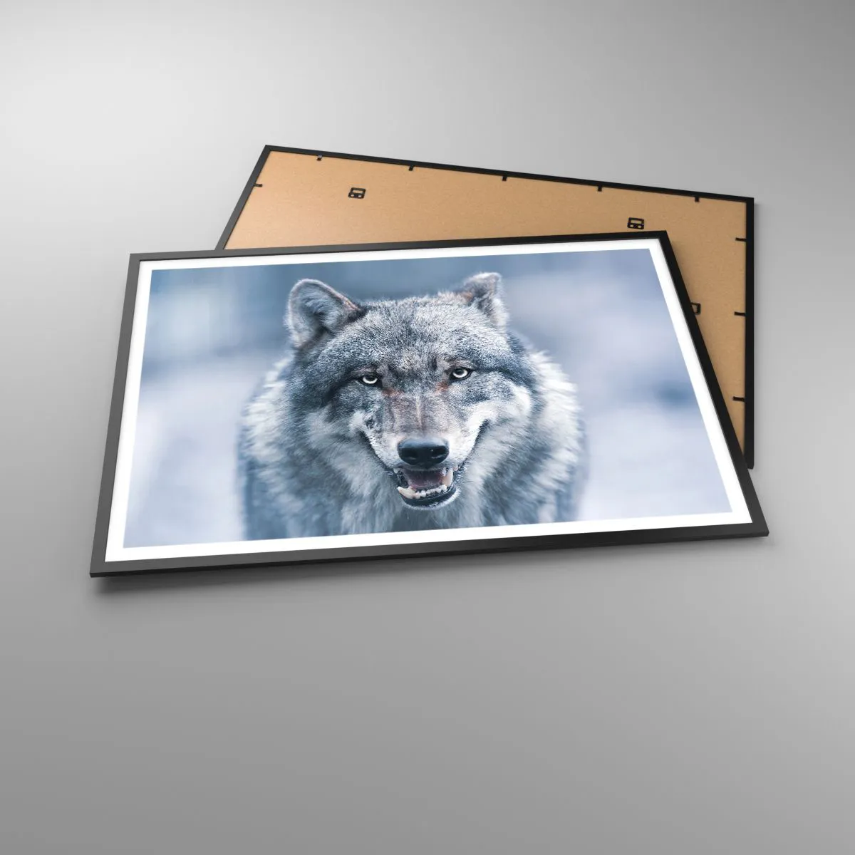 Poster in einem schwarzem Rahmen - Ein Wolf mit intensivem Blick in einer Winterlandschaft - 100x70cm - Werden Sie die Herausforderung annehmen? - Moderne Wanddekoration für Wohnzimmer und Schlafzimmer ARTTOR