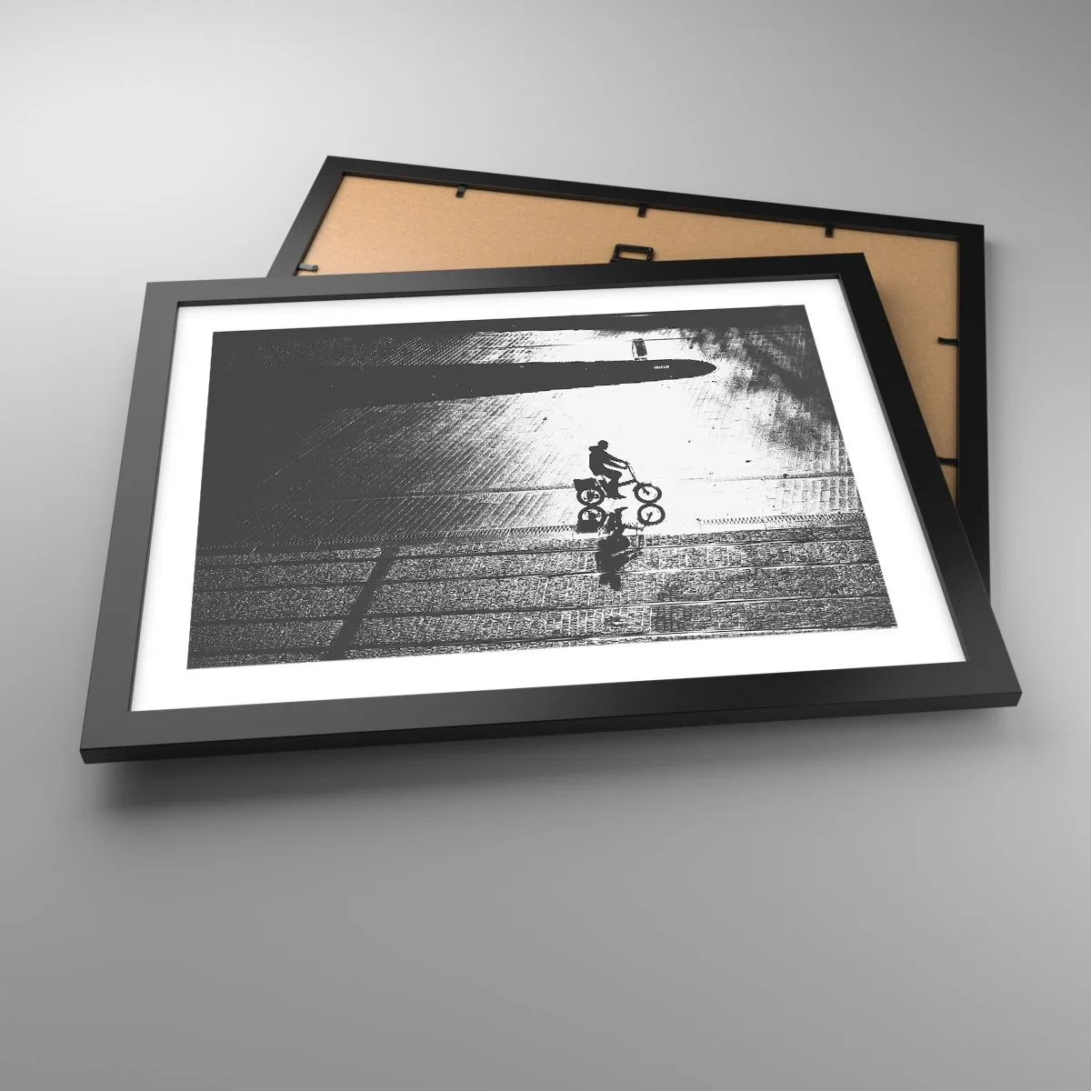 Plakat i sort ramme - Fremad, gennem byen - 40x30 cm