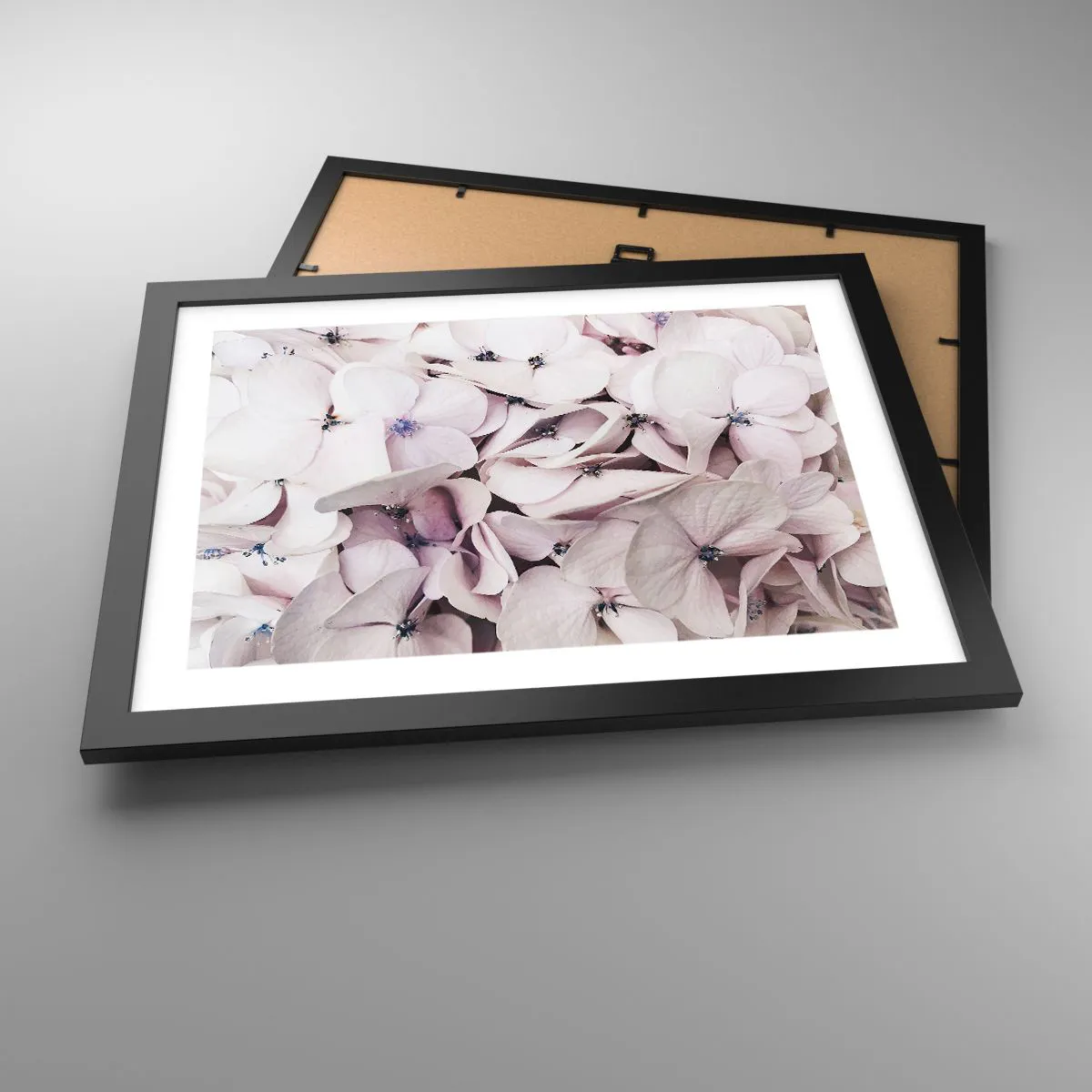 Pôster com moldura preta - Em uma inundação de flores - 40x30 cm