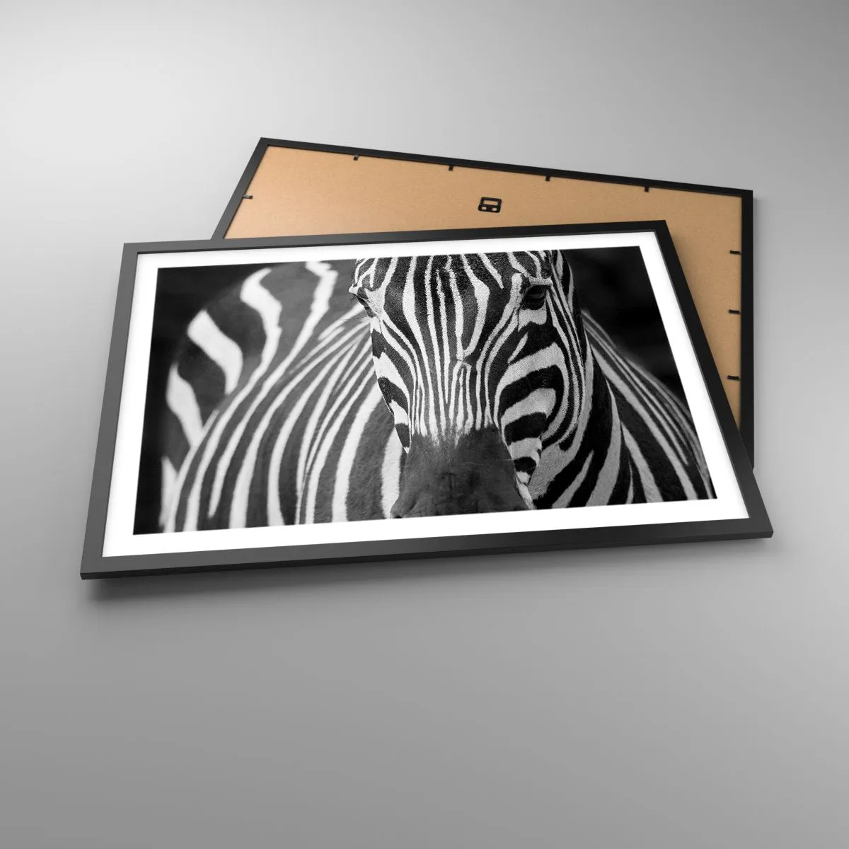Plakat w czarnej ramie - Czarno-białe zbliżenie zebry z charakterystycznymi pasami - 70x50cm - Świat jest czarno-biały - Nowoczesna dekoracja ścienna do salonu i sypialni ARTTOR