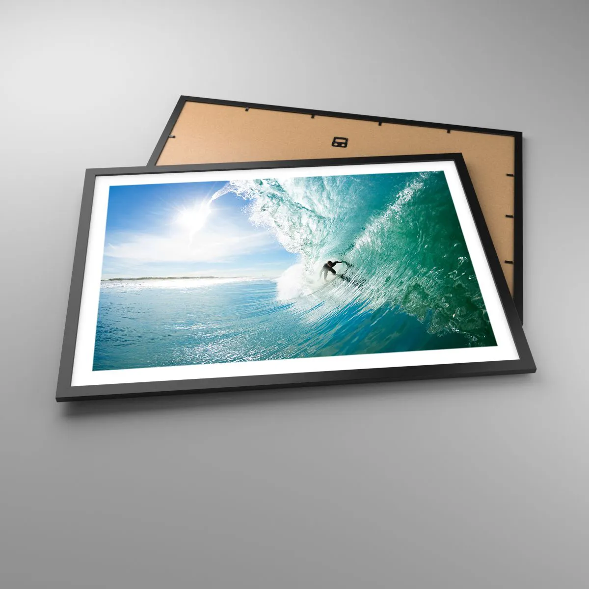 Plakat w czarnej ramie - Surfer na fali w świetle słońca na tle błękitnego nieba - 70x50cm - Zawsze na fali - Nowoczesna dekoracja ścienna do salonu i sypialni ARTTOR