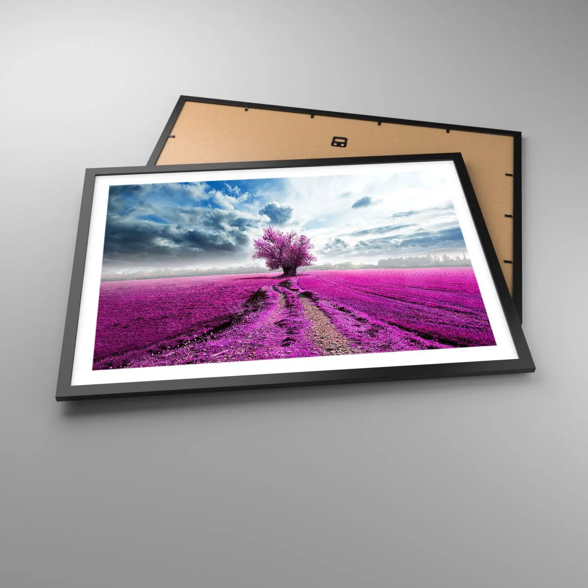 Póster en marco negro - Un árbol solitario en un campo de un tono rosa intenso. - 70x50cm - El brezal - un encanto - Decoración de pared moderna para salón y dormitorio ARTTOR