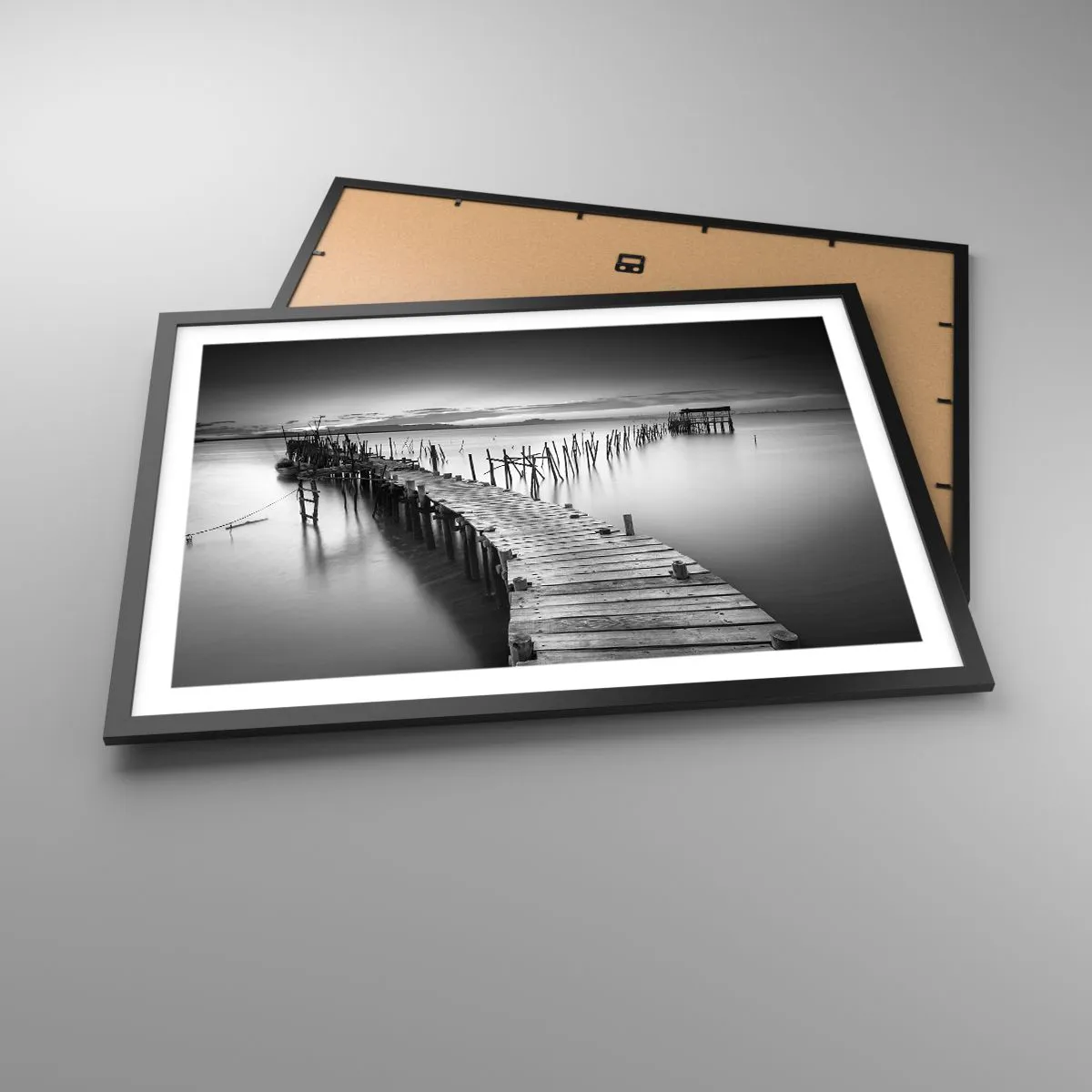 Affiche dans un cadre noir - Poster - Une jetée en bois sur un lac calme dans des tons de gris - 70x50cm - La paix d'un rivage oublié - Décoration murale moderne pour le salon et la chambre ARTTOR