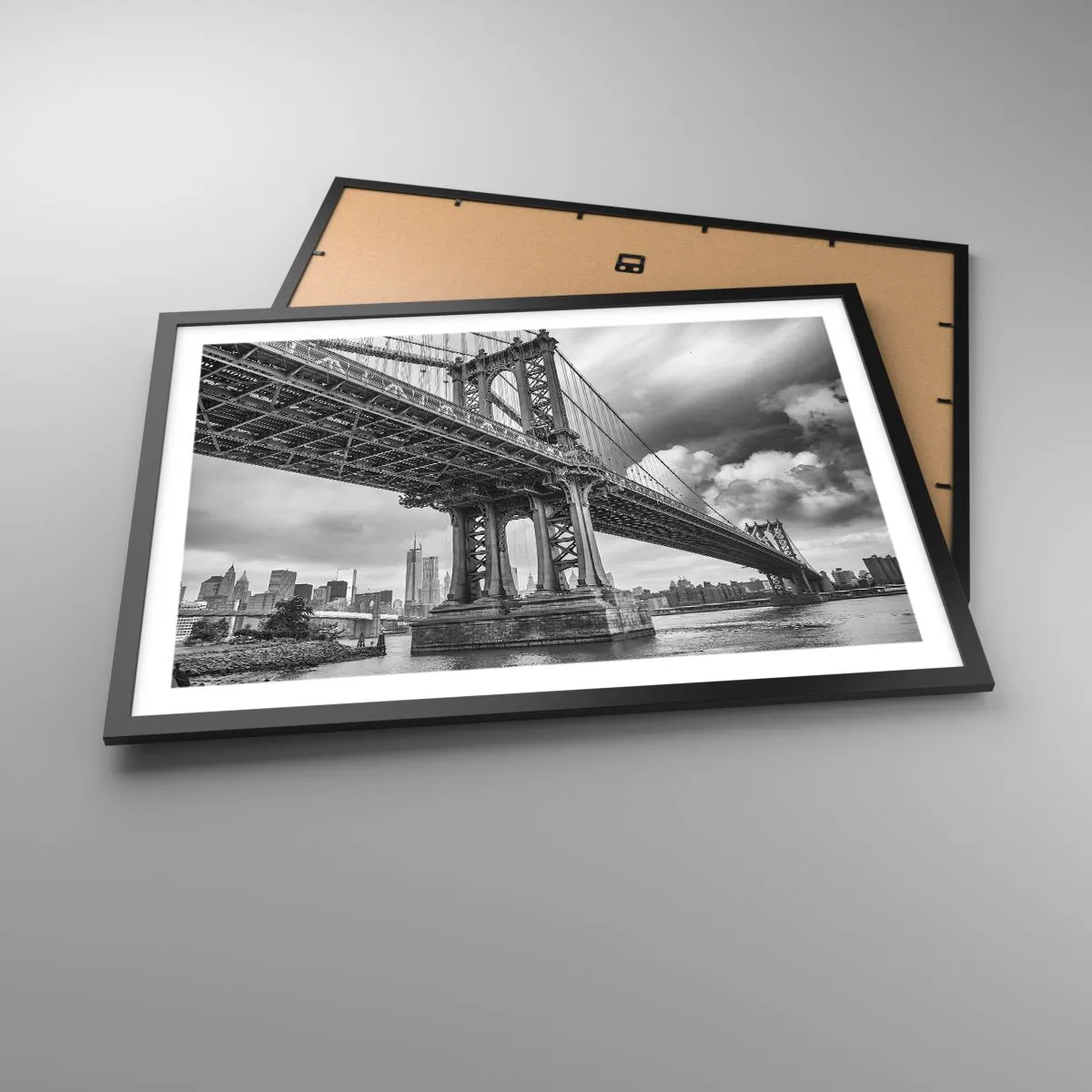 Plakat w czarnej ramie - Most w czarno-białej tonacji z widokiem na miasto - 70x50cm - Do serca miasta - Nowoczesna dekoracja ścienna do salonu i sypialni ARTTOR