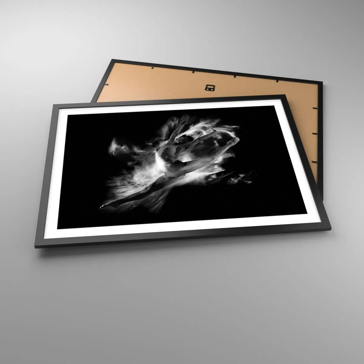 Poster in einem schwarzem Rahmen - Eine Tänzerin in dynamischer Pose vor schwarzem Hintergrund - 70x50cm - Im Flug hängen geblieben - Moderne Wanddekoration für Wohnzimmer und Schlafzimmer ARTTOR
