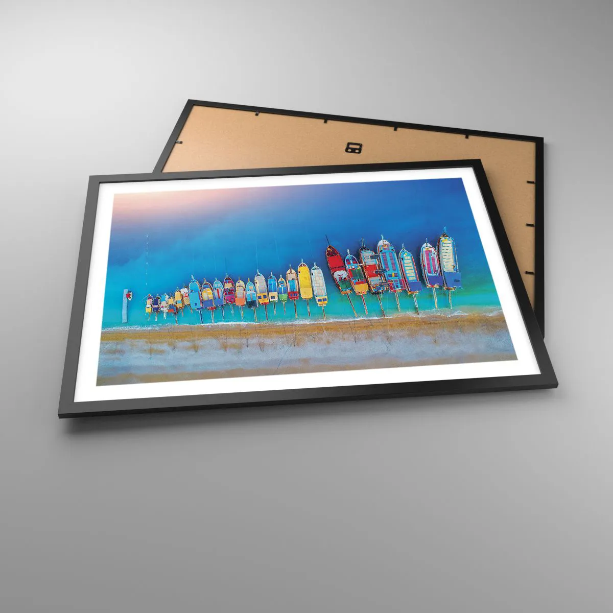 Poster in einem schwarzem Rahmen - Bunte Boote in einer Reihe am Ufer aufgereiht - 70x50cm - Aus der Vogelperspektive - Moderne Wanddekoration für Wohnzimmer und Schlafzimmer ARTTOR