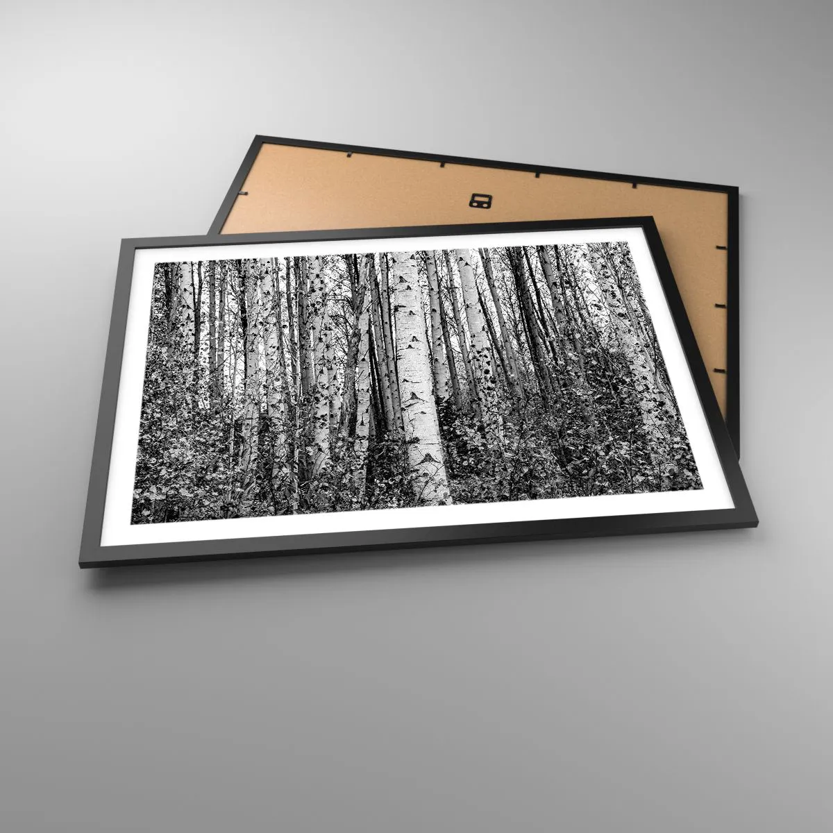Poster in einem schwarzem Rahmen - Schwarz-weiße Birken im Wald - 70x50cm - Birkenkolonnade - Moderne Wanddekoration für Wohnzimmer und Schlafzimmer ARTTOR