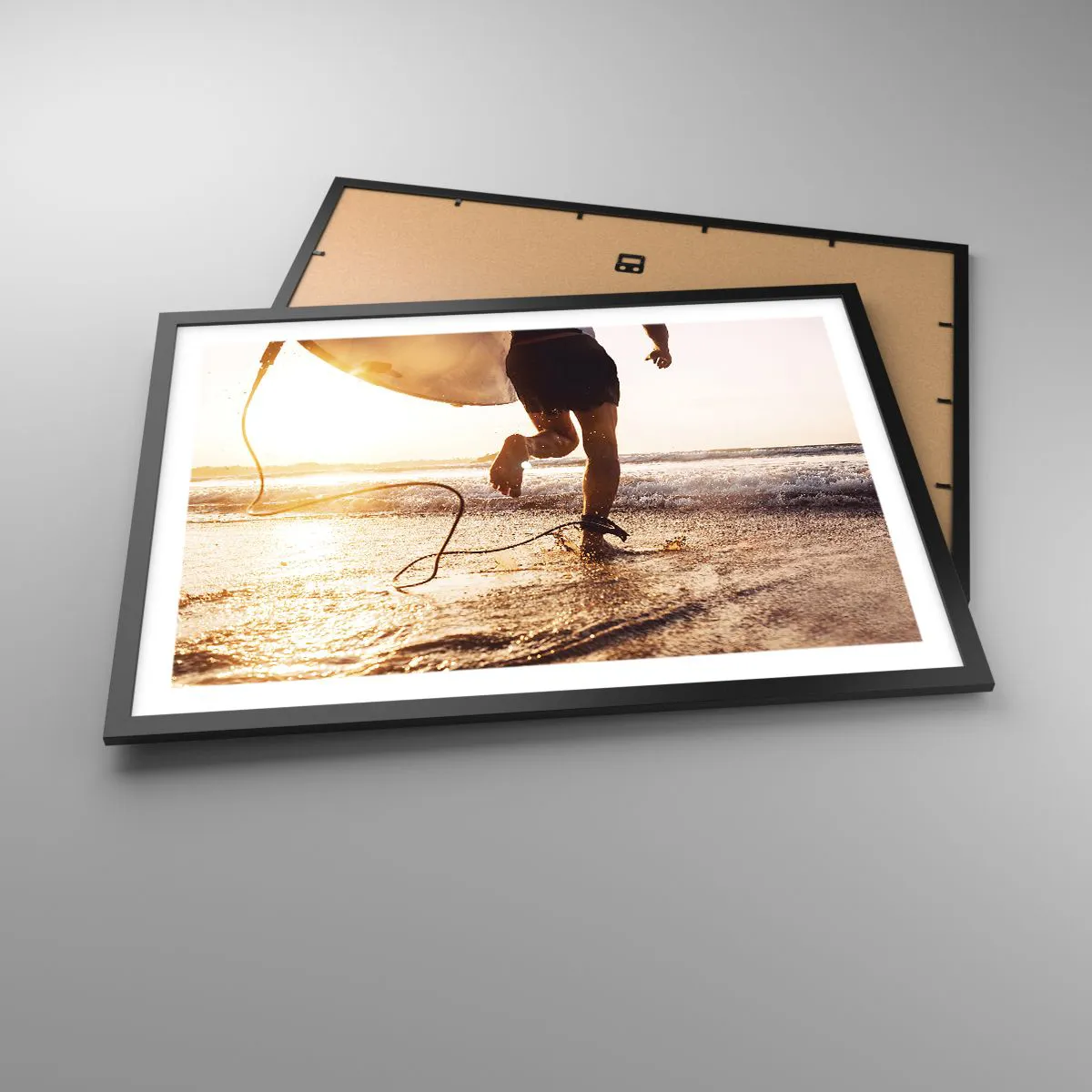 Poster in einem schwarzem Rahmen - Ein Surfer läuft mit seinem Brett in der Sonne am Strand entlang. - 70x50cm - Um die Welle zu treffen - Moderne Wanddekoration für Wohnzimmer und Schlafzimmer ARTTOR