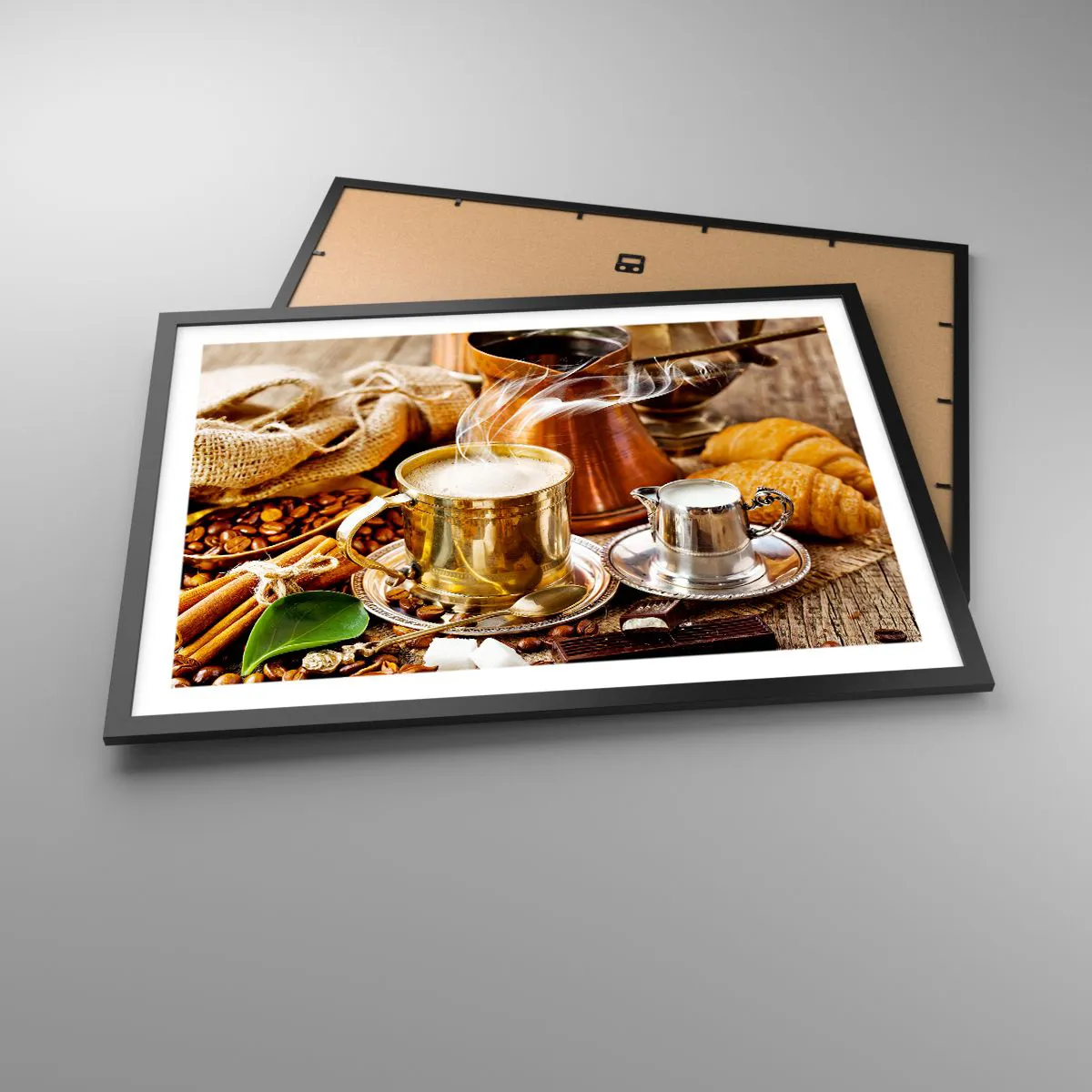 Plakat w czarnej ramie - Złoty kubek z kawą w otoczeniu ziaren, dzbanuszków i croissantów - 70x50cm - Miłego dnia! - Nowoczesna dekoracja ścienna do salonu i sypialni ARTTOR