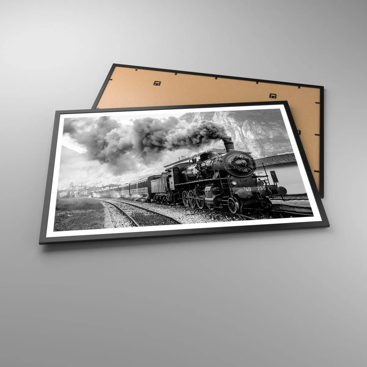 Poster in einem schwarzem Rahmen - Steht am Bahnhof ... - 91x61 cm