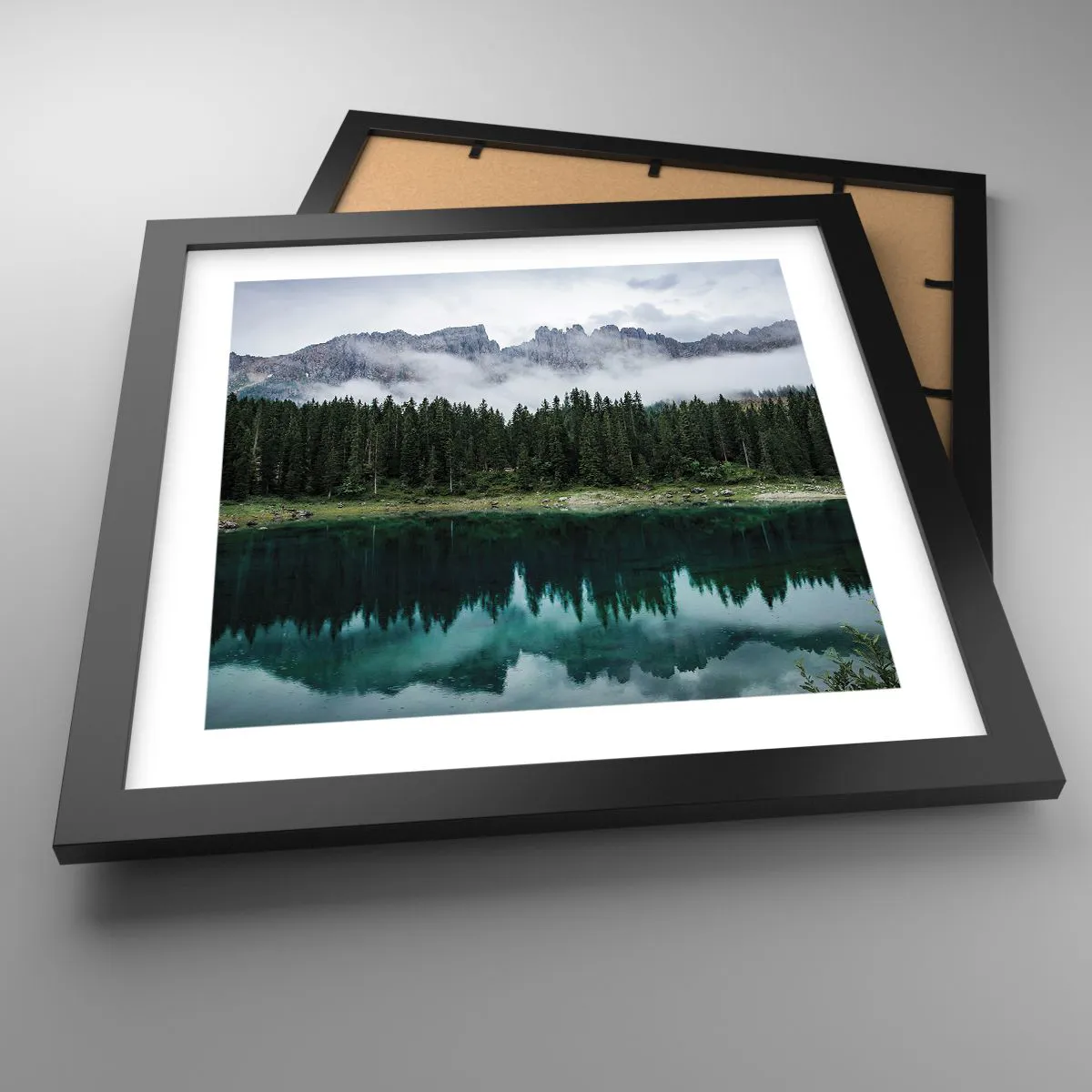 Affisch i svart ram - Tyst, tyst, väck inte sovande vatten... - 30x30 cm