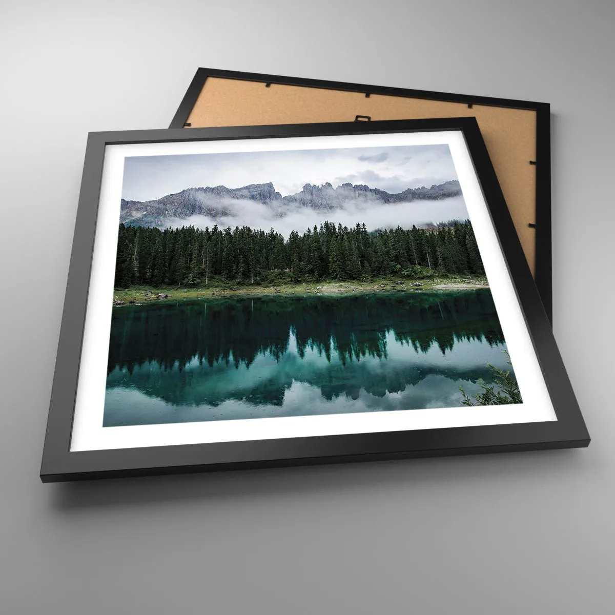 Affisch i svart ram - Tyst, tyst, väck inte sovande vatten... - 40x40 cm