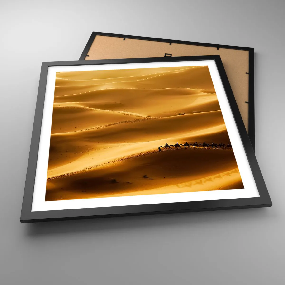 Affiche dans un cadre noir - Poster - Caravane sur les vagues du désert - 50x50 cm