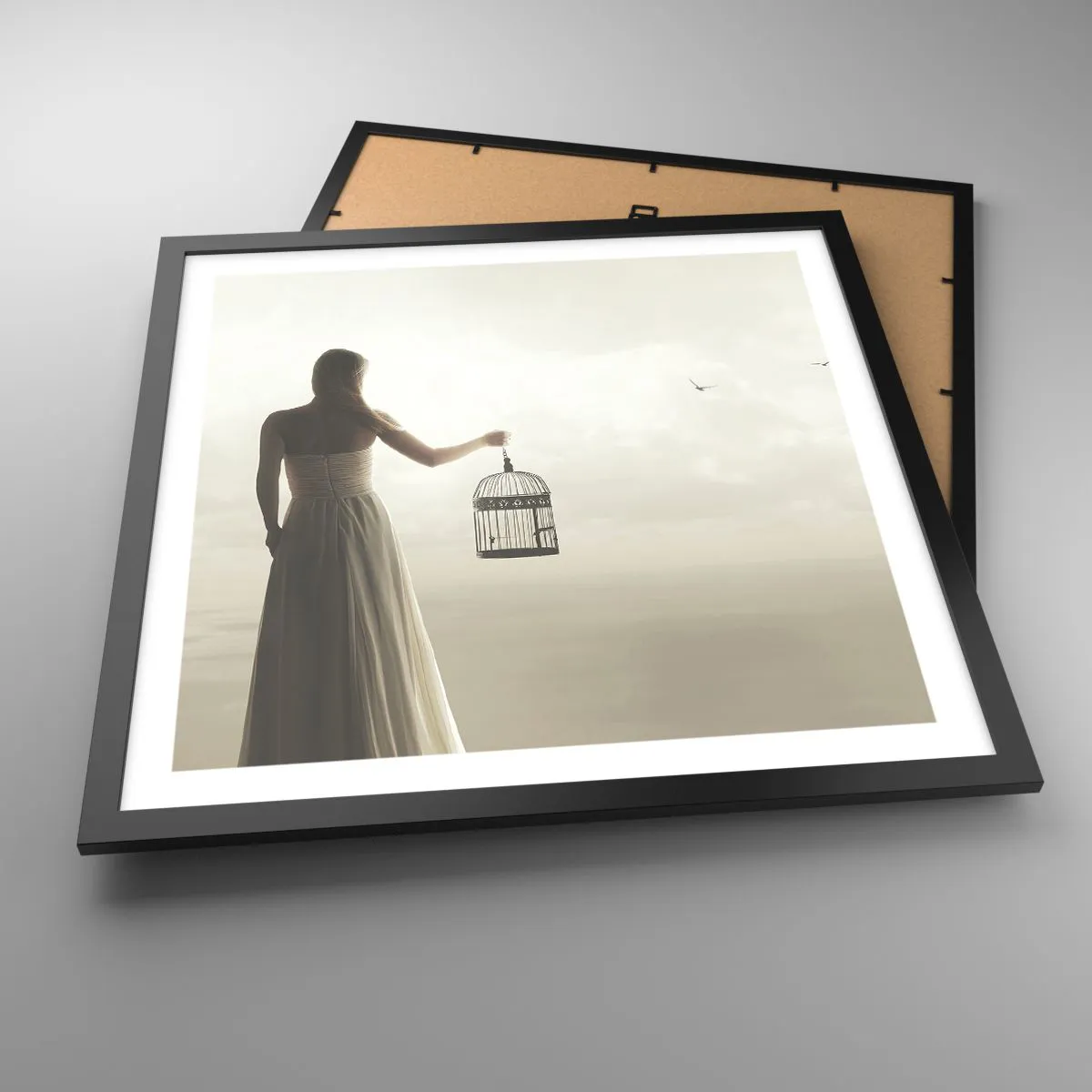 Plakat i sort ramme - Vær fri - 50x50 cm