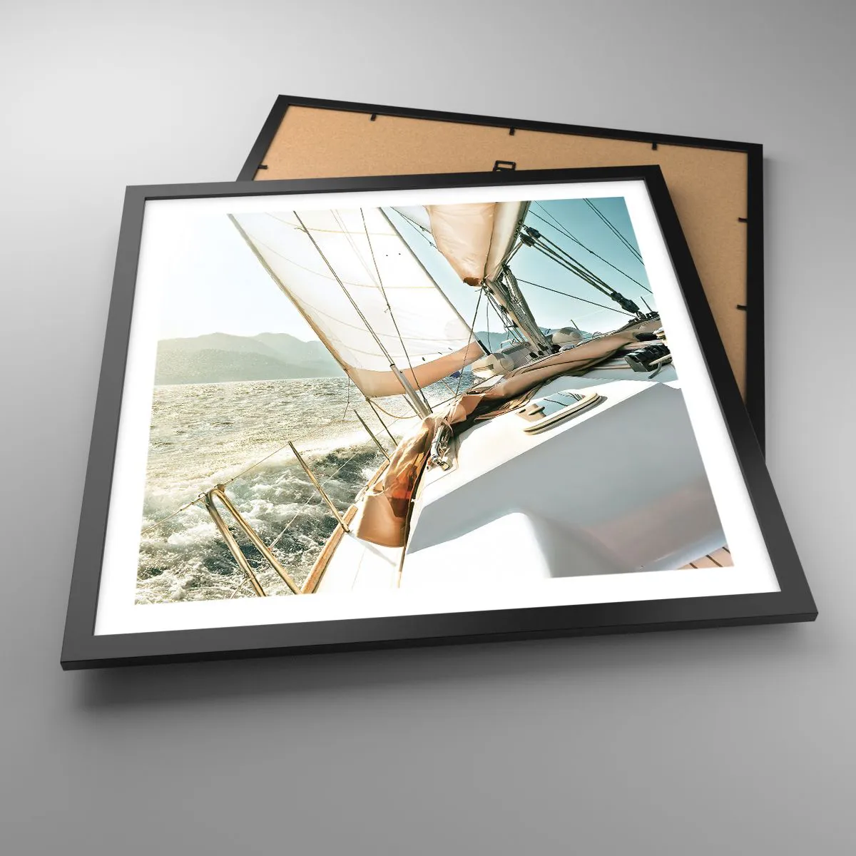 Poster in einem schwarzem Rahmen - Unter vollen Segeln - 50x50 cm