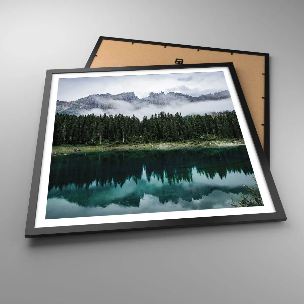 Affisch i svart ram - Tyst, tyst, väck inte sovande vatten... - 60x60 cm