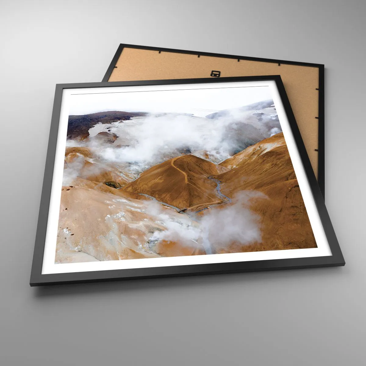 Poster in einem schwarzem Rahmen - Islands rohe Schönheit - 60x60 cm