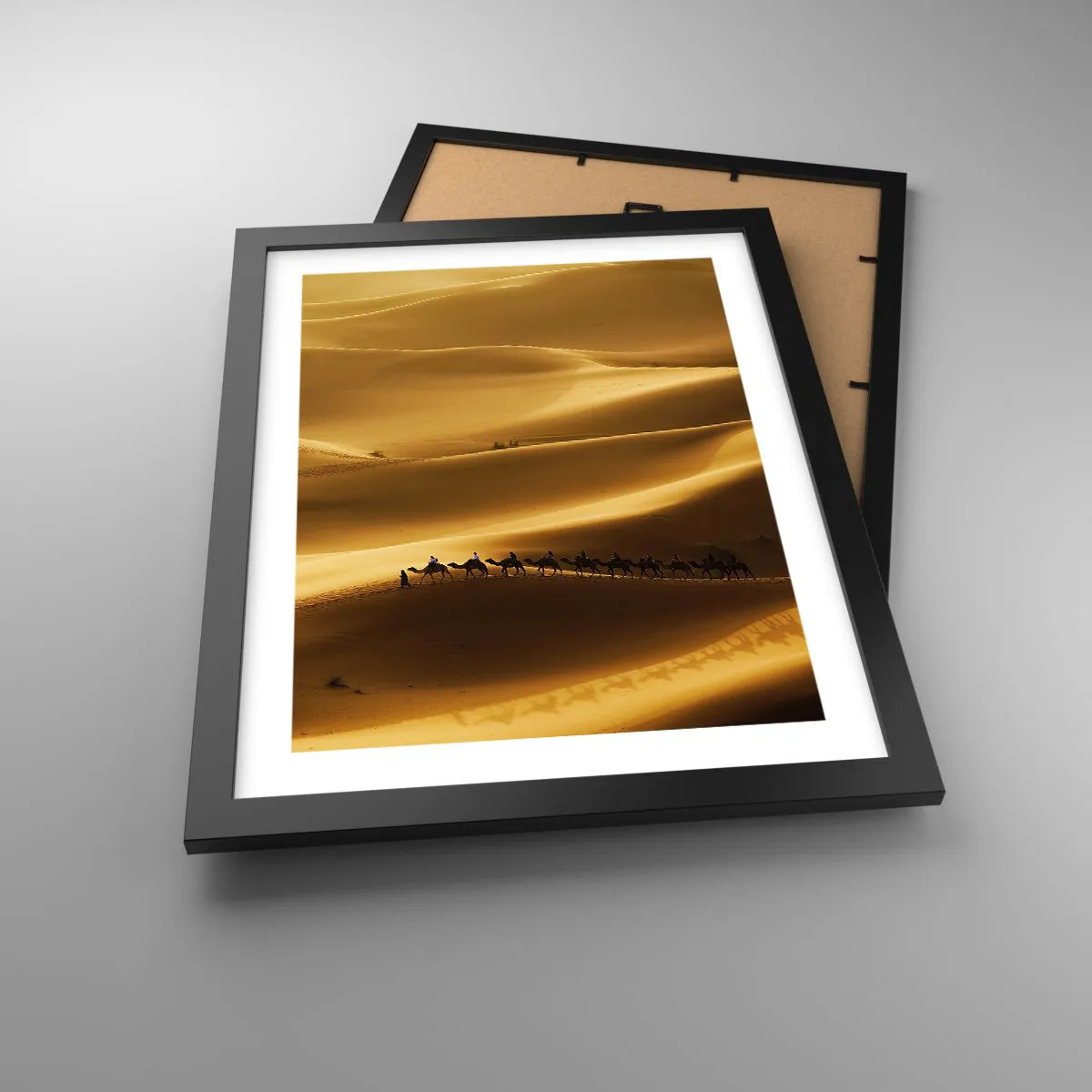 Pôster com moldura preta - Caravana nas ondas do deserto - 30x40 cm