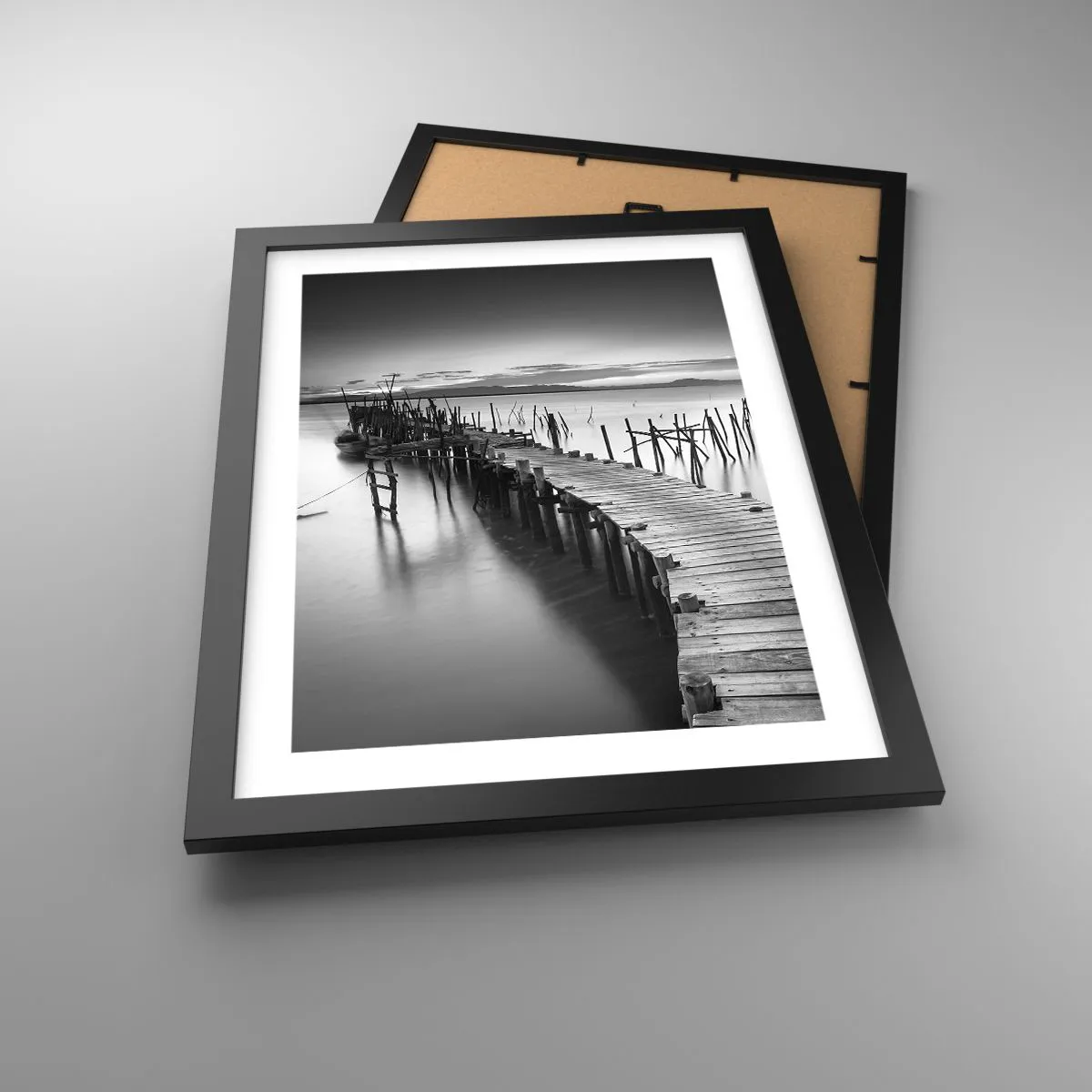 Plakat w czarnej ramie - Spokój zapomnianego brzegu - 30x40 cm