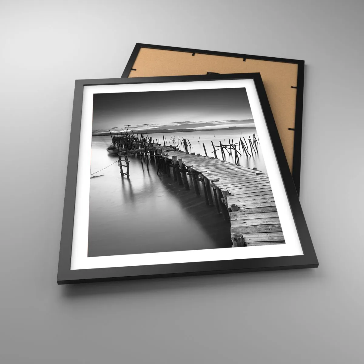 Poster in einem schwarzem Rahmen - Der Frieden eines vergessenen Ufers - 40x50 cm