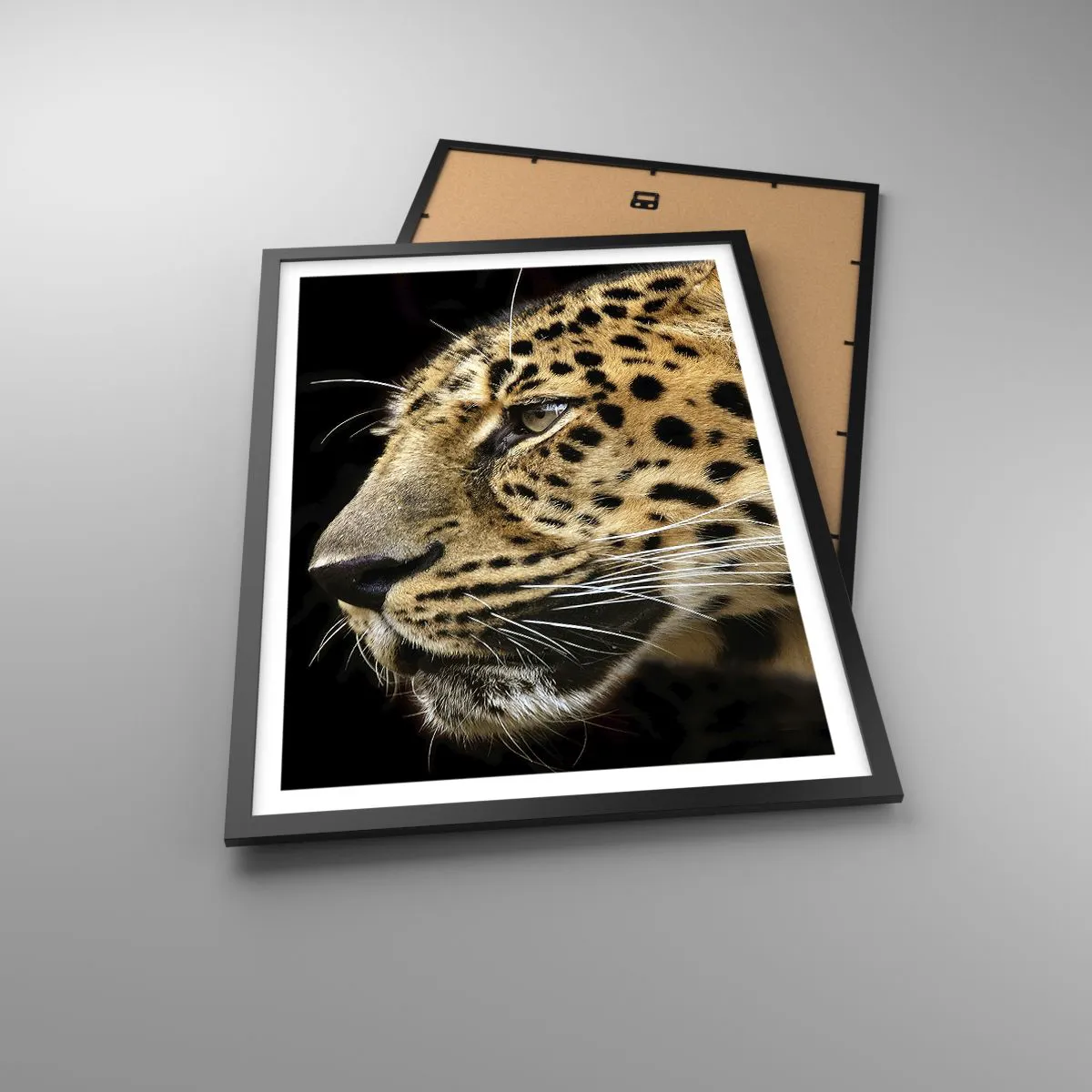 Pôster com moldura preta - Perfil de um leopardo em um fundo escuro - 50x70cm - Calmo, focado, pronto - Decoração de parede moderna para a sala de estar e quarto ARTTOR