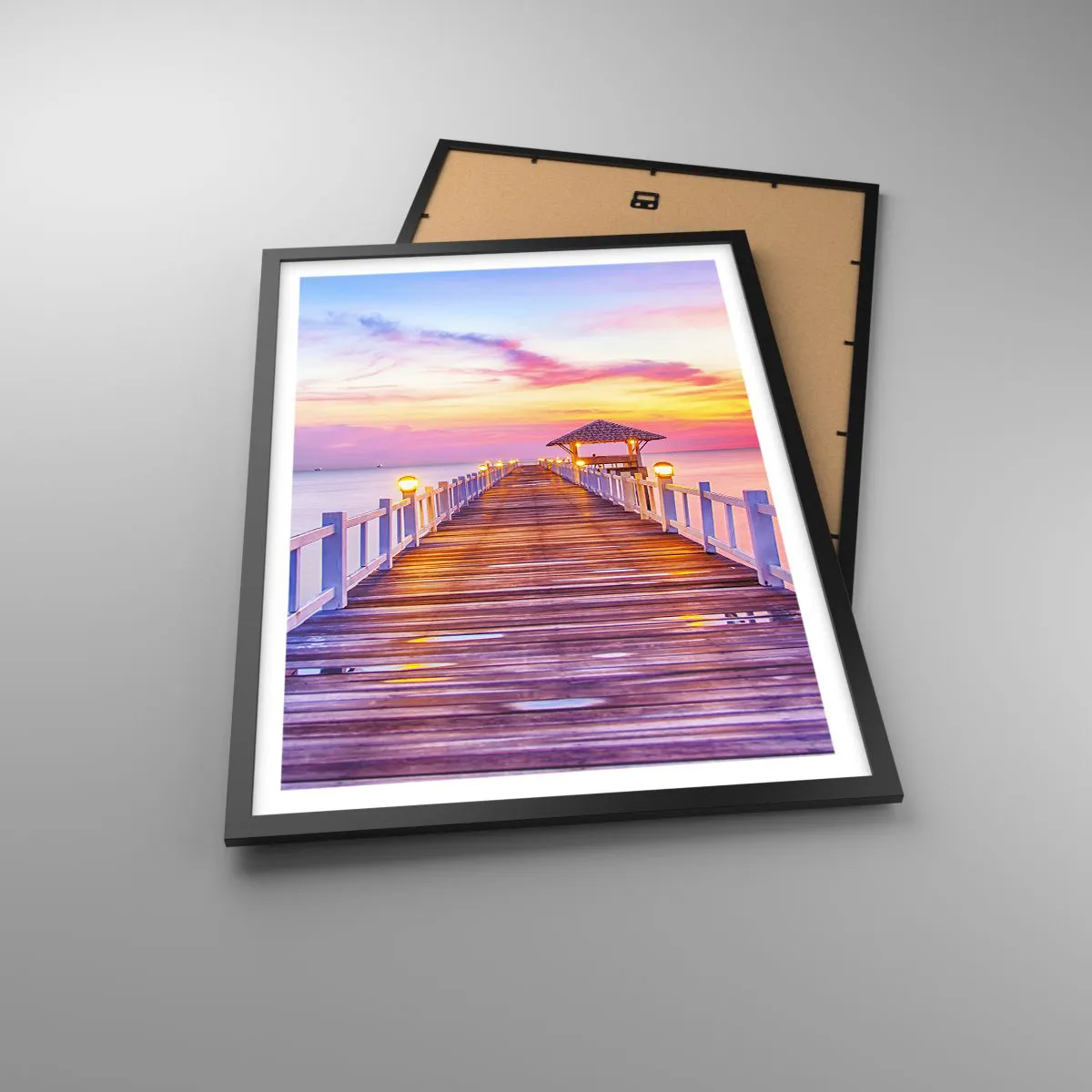 Plakát v černém rámu - Molo s altánem osvětlené zapadajícím sluncem - 50x70cm - Liliově-zlaté ticho večera - Moderní nástěnná dekorace do obývacího pokoje a ložnice ARTTOR