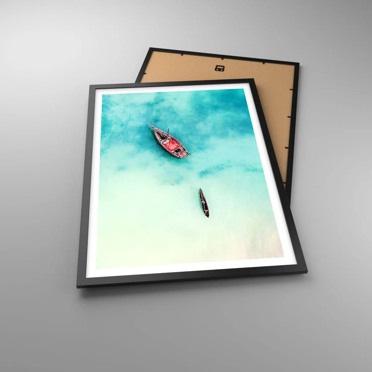 Plakat i sort ramme - Både på turkisblåt vand set fra fugleperspektiv - 50x70cm - For på Zanzibars strande, når det overskydende vand... - Moderne vægdekoration til stue og soveværelse ARTTOR