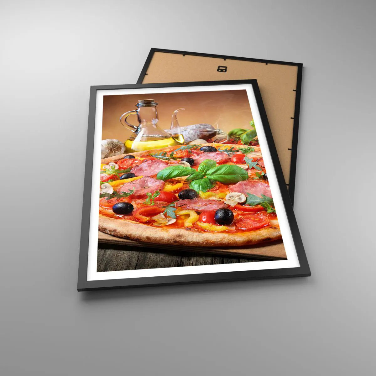 Plakat i sort ramme - Lækker pizza med oliven og krydderurter på et træbord - 50x70cm - Med en ægte italiensk smag - Moderne vægdekoration til stue og soveværelse ARTTOR