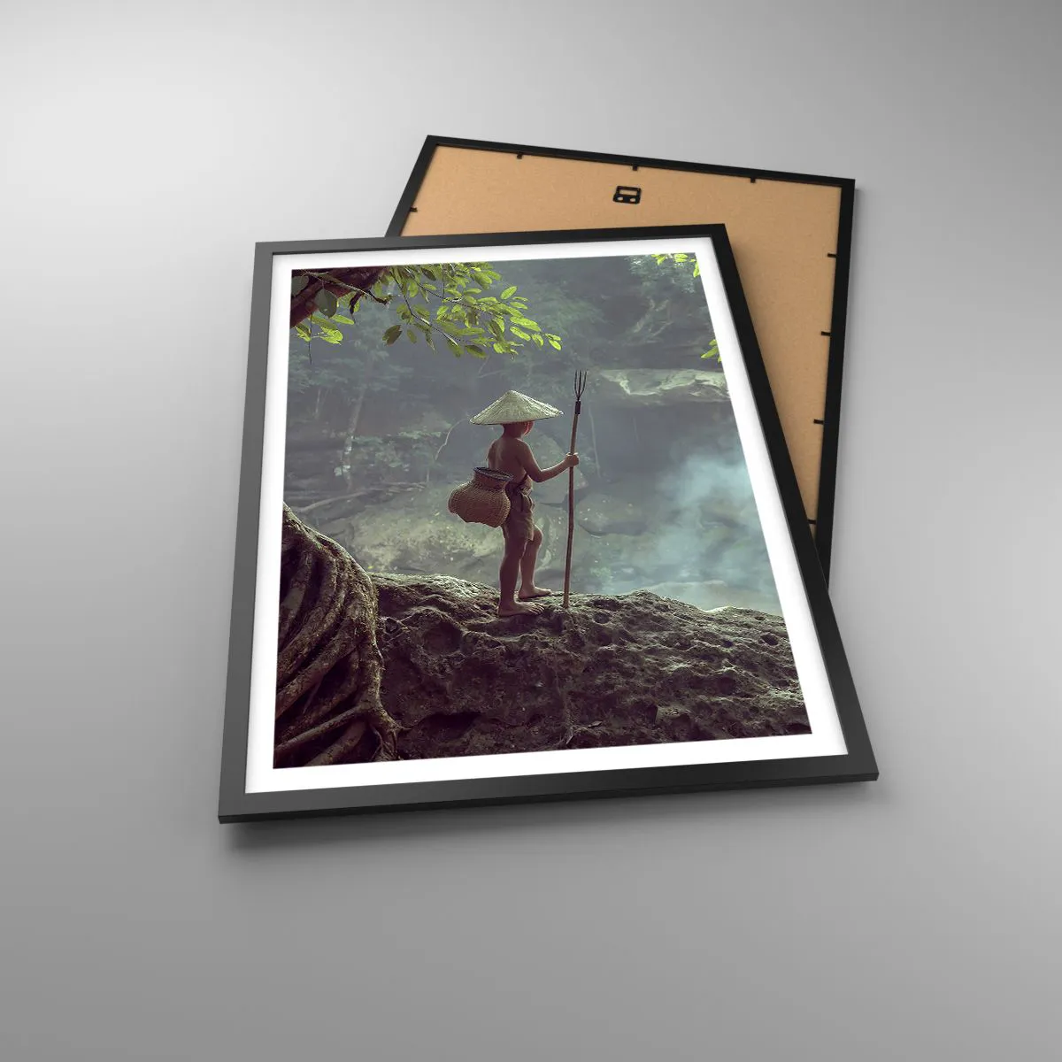 Poszter fehér keretben - Egy fiú az erdőben horgászbottal és kosárral a hátán - 50x70cm - Barátságban a természettel - Modern fali dekoráció nappalihoz és hálószobához ARTTOR